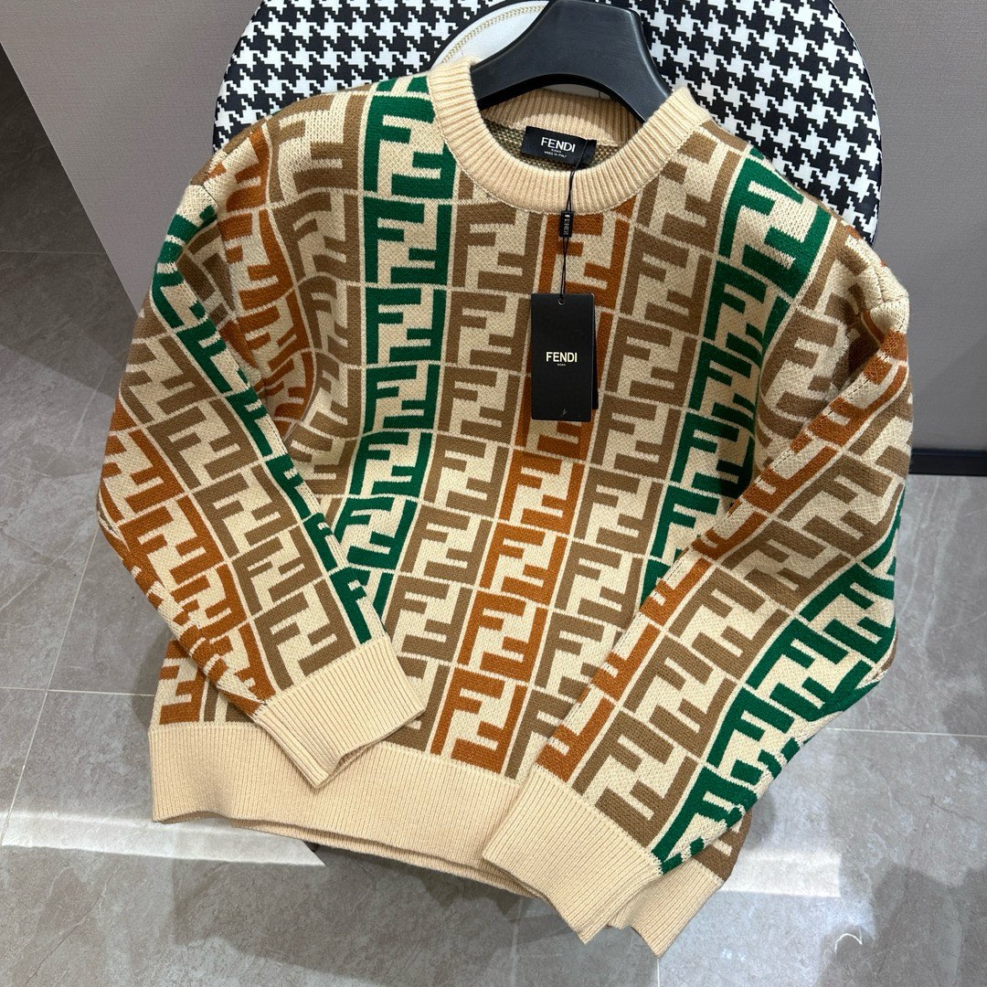 Fendi 芬迪 顶级圆领长袖毛衣 高级定制百搭款式 任何人都可以轻松驾驭 面料全订制工艺 胸前奢华经典品牌最新logo设计 非常显档次 懂货的必须入 版型剪裁属于修身款 非常精致 显气场 又会凸显商务男士的精致 这就是独到之处 恰到好处…