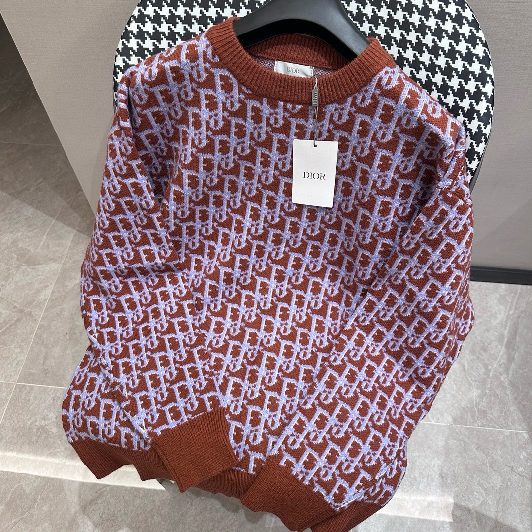 DIRO Dior 24* nuevo jersey rojo-marrón con logo en todo el contorno. Jersey de artista estilo francés confeccionado en …