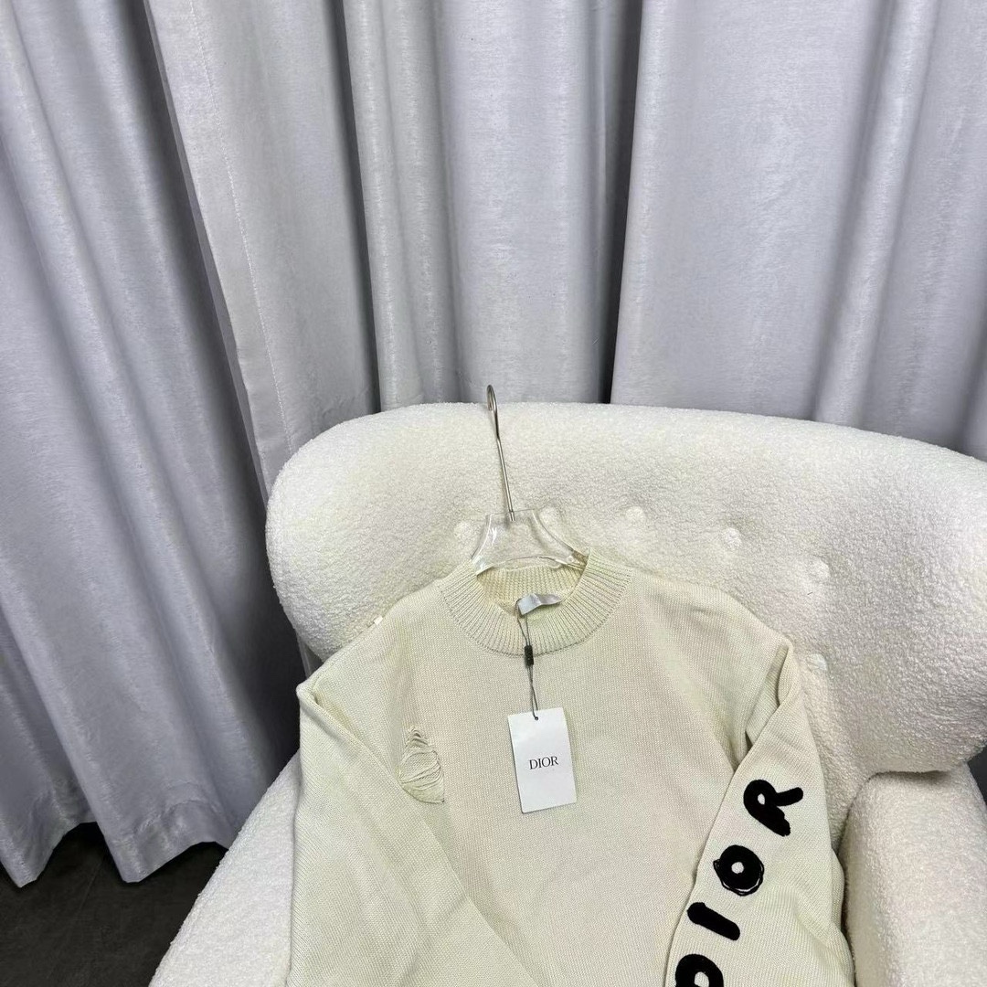 Men’s White Knit Shirt with Unique Embroidery and Wool Fabric Texture - 图片 3