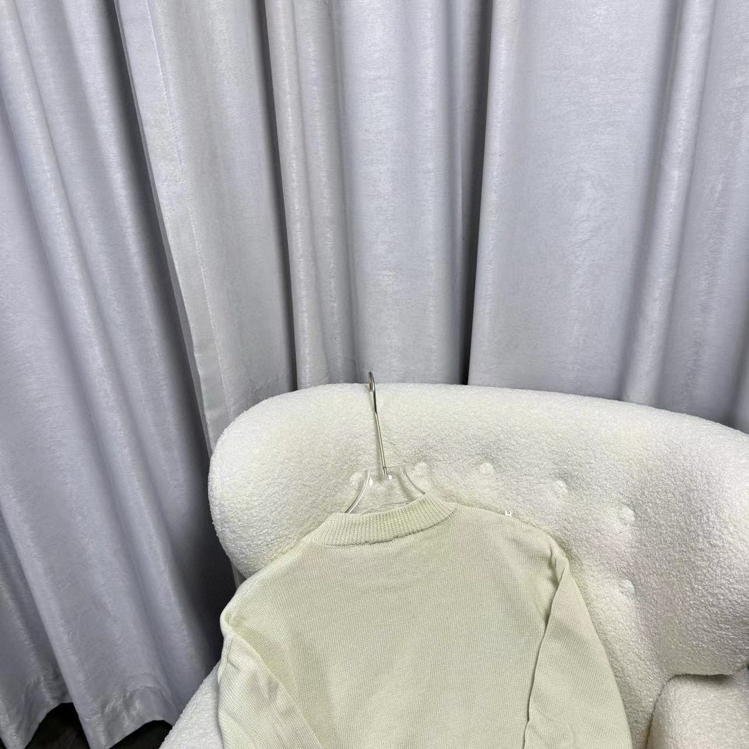 Men’s White Knit Shirt with Unique Embroidery and Wool Fabric Texture - 图片 4