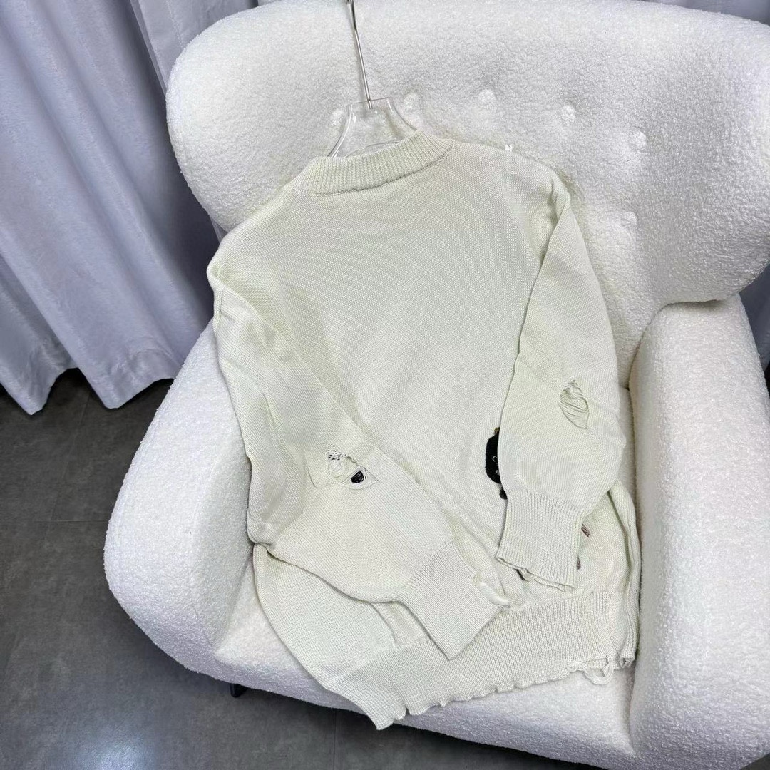 Men’s White Knit Shirt with Unique Embroidery and Wool Fabric Texture - 图片 2