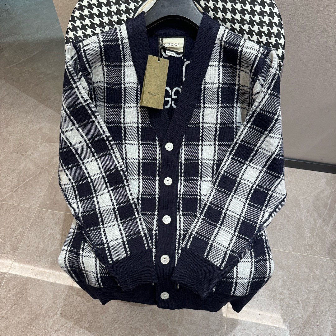 🀄️ GUCCl Gucci, nuevo producto de principios de otoño 24, mismo estilo que el sitio web oficial, cardigan de cuello en…