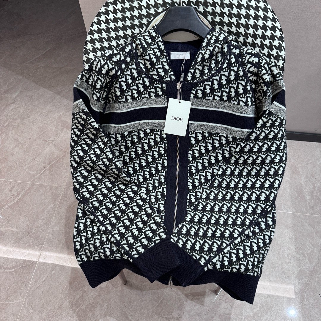 DIOR dir* modelo de tienda de lujo de máxima calidad, reversible. Cárdigan de cremallera con diseño de jacquard de letr…