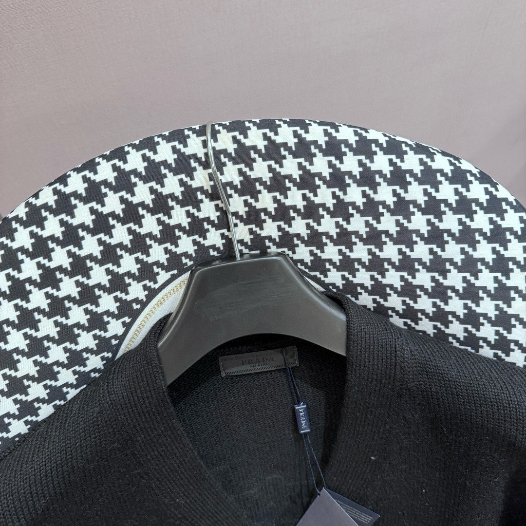High-Quality V-Collar Sweater by “dw” Prada - 图片 5