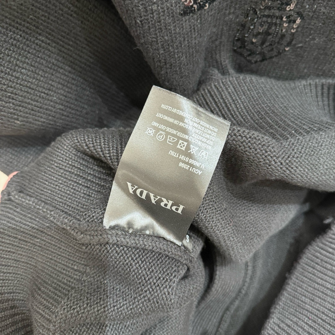 High-Quality V-Collar Sweater by “dw” Prada - 图片 6