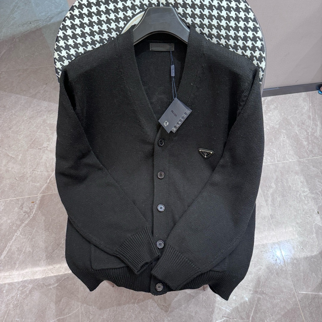 High-Quality V-Collar Sweater by “dw” Prada - 图片 1