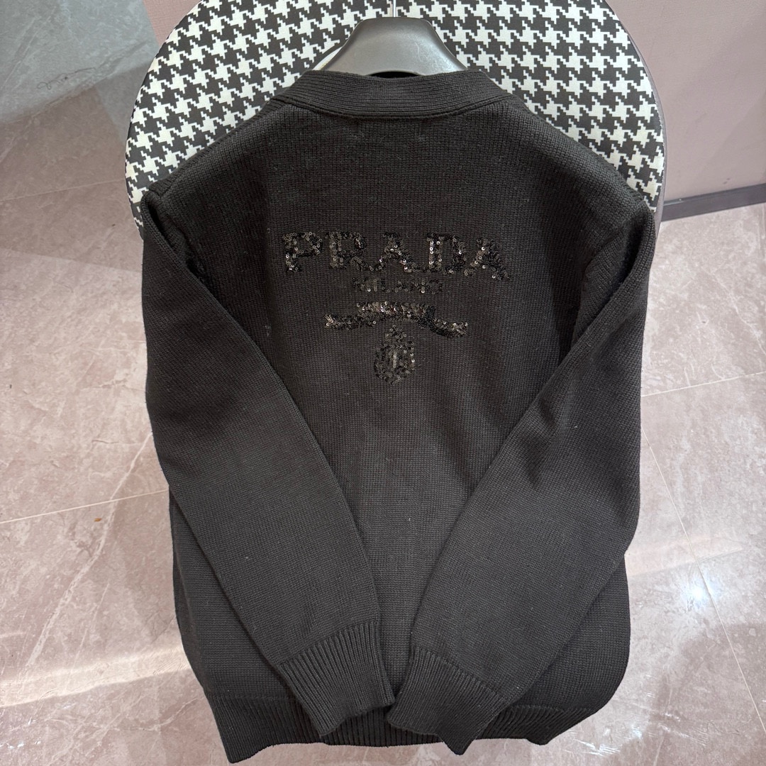 High-Quality V-Collar Sweater by “dw” Prada - 图片 2
