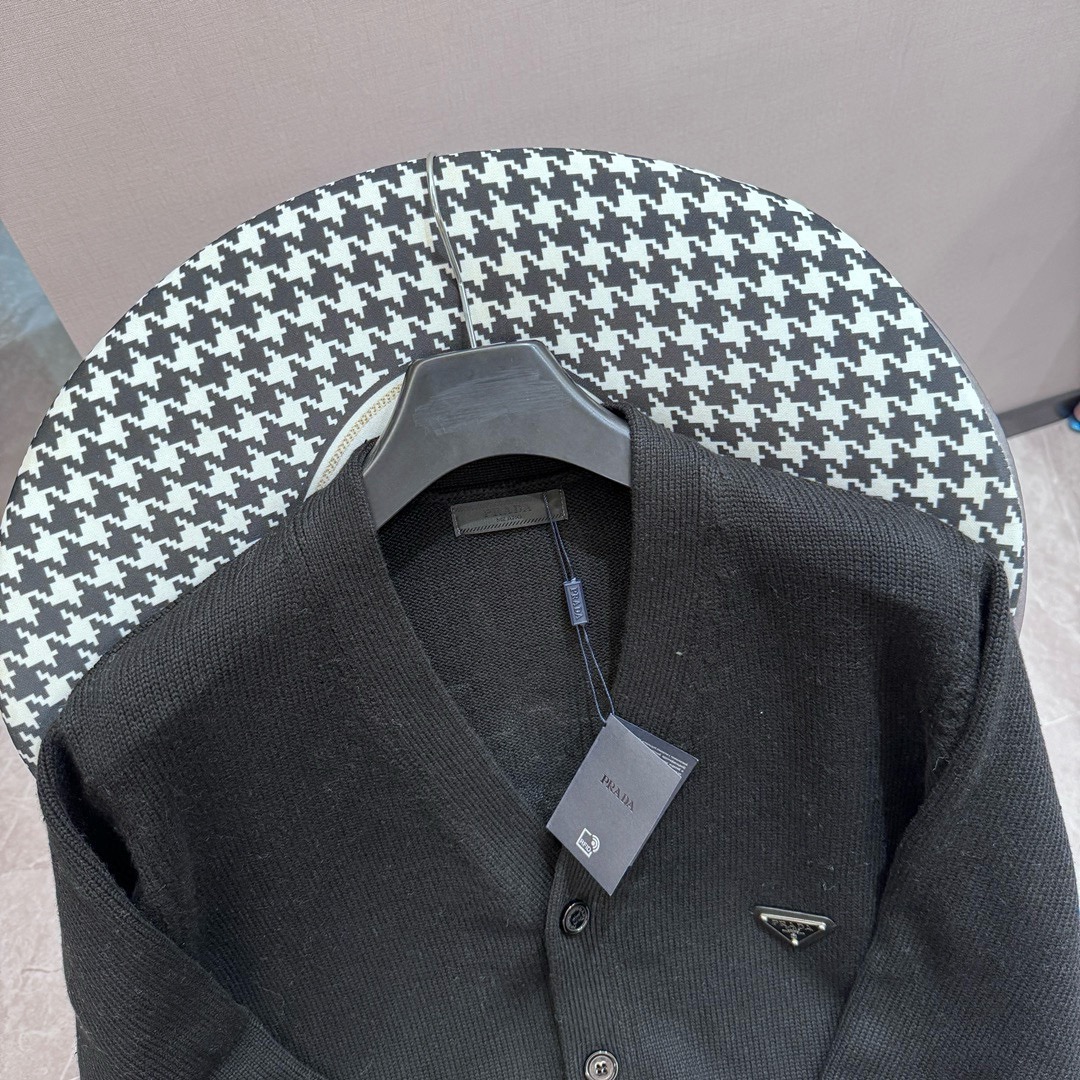 High-Quality V-Collar Sweater by “dw” Prada - 图片 3
