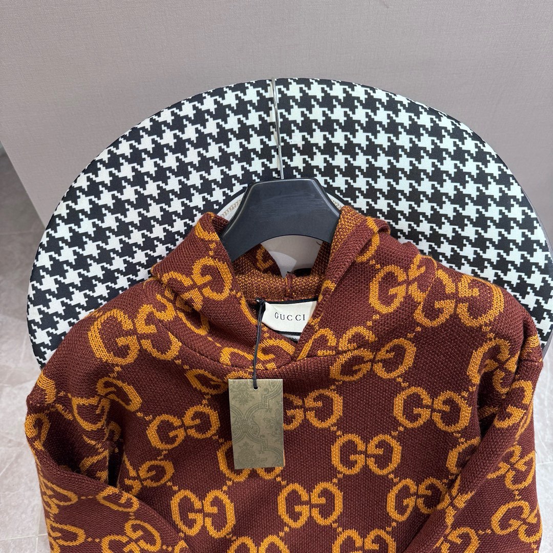 “Gucci Puffer Jacket: Luxurious Knitwear with 3D Flowers and Hepburn Style” - 图片 3