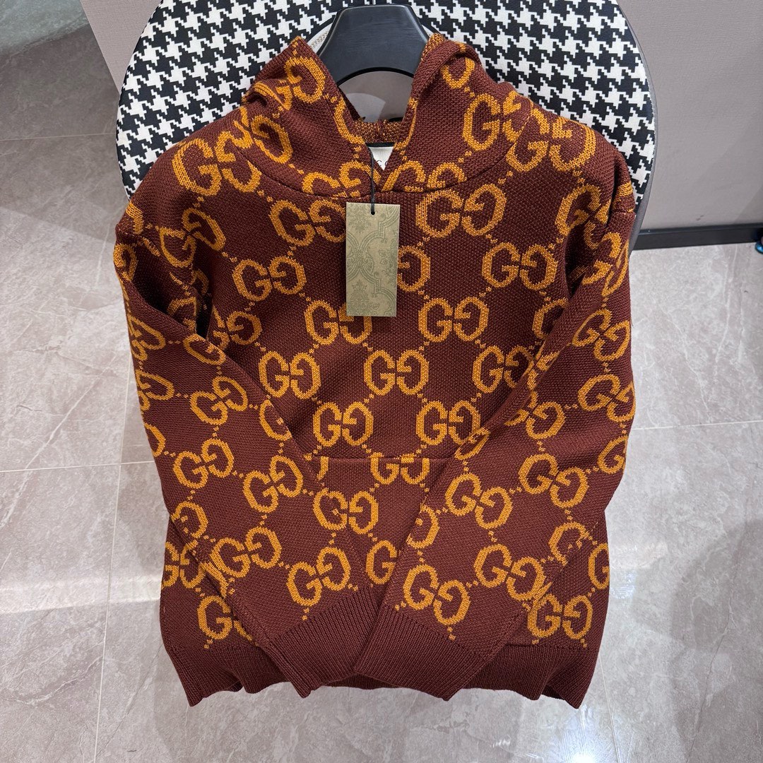 “Gucci Puffer Jacket: Luxurious Knitwear with 3D Flowers and Hepburn Style” - 图片 1