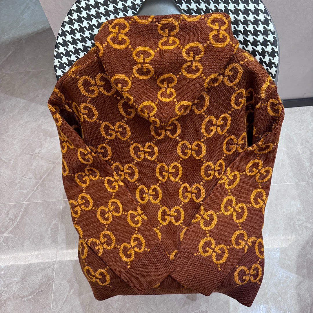 “Gucci Puffer Jacket: Luxurious Knitwear with 3D Flowers and Hepburn Style” - 图片 2