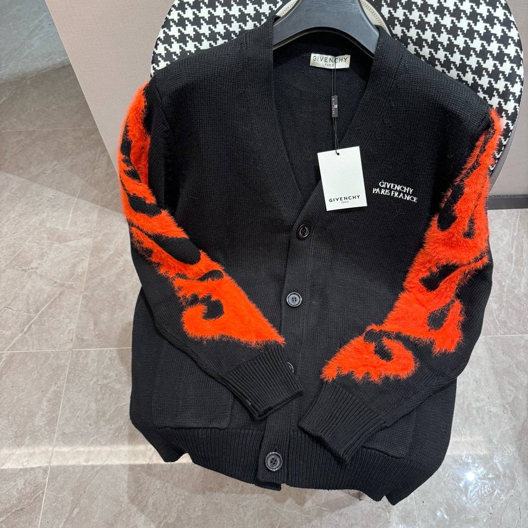 Colección Cápsula Especial del Año del Dragón de Givenchy Suéter de manga larga con estampado de letras de Givenchy SS2…