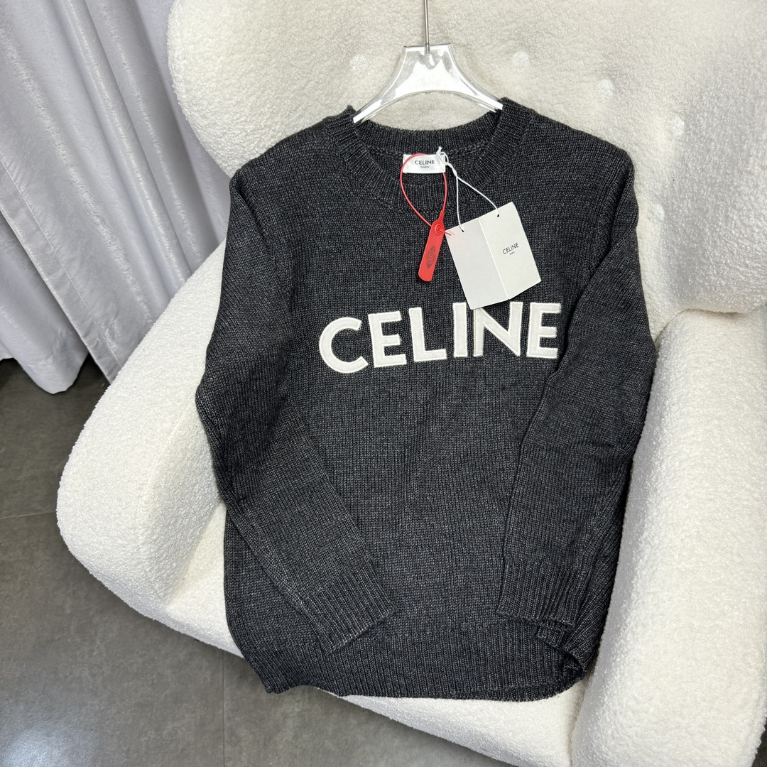 🀄️ CELINE Celine 24FW suéter de cuello redondo con logo de letras aplicadas. Comprado originalmente por 10,500. El dis…