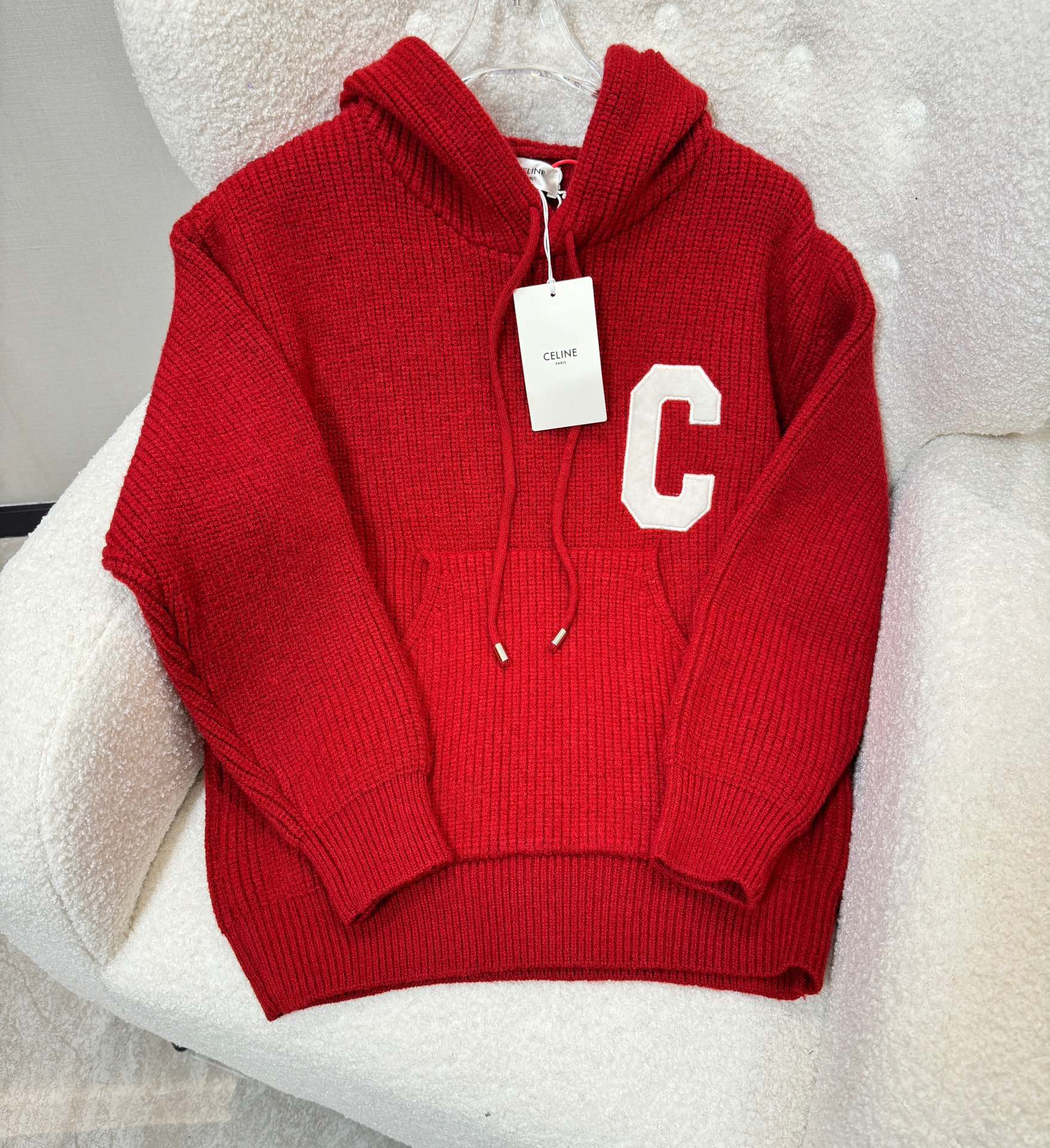 Celine 24FW Suéter de punto casual de letra C bordada, cálido y elegante. La superficie de la tela tiene una textura ve…