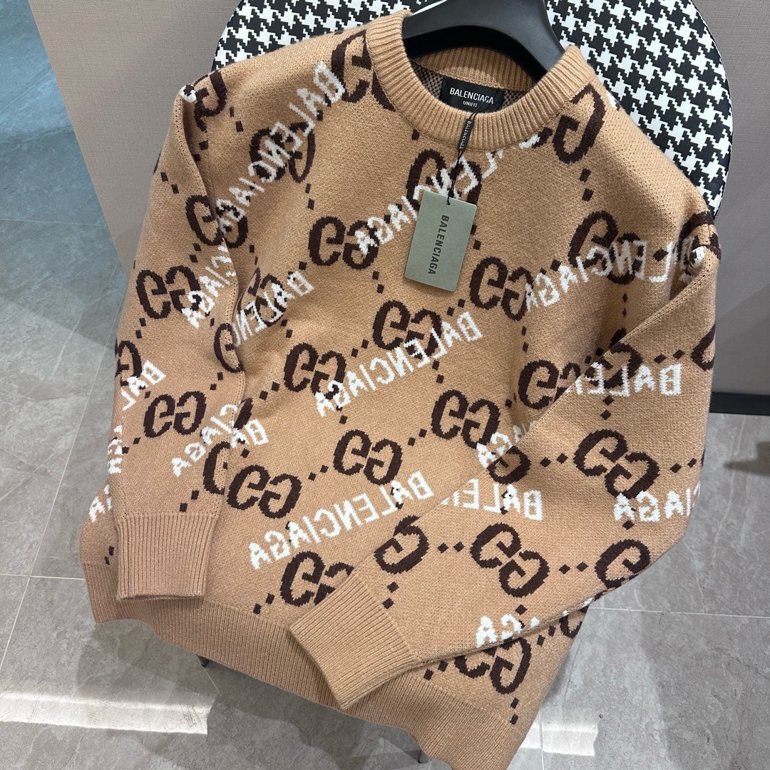 GUCCl Gucci 古驰和巴黎世家联名独家爆款针织衫 采用原版一比一打版定制 抗起球独特得提花凹凸鲜明 真的特别棒随便搭什么都时尚感倍佳 做工细节方面与官网1:1 同步 不扎身 摸起来手感超级舒服 版型特别舒适 颜值超级高 颜色搭配美…