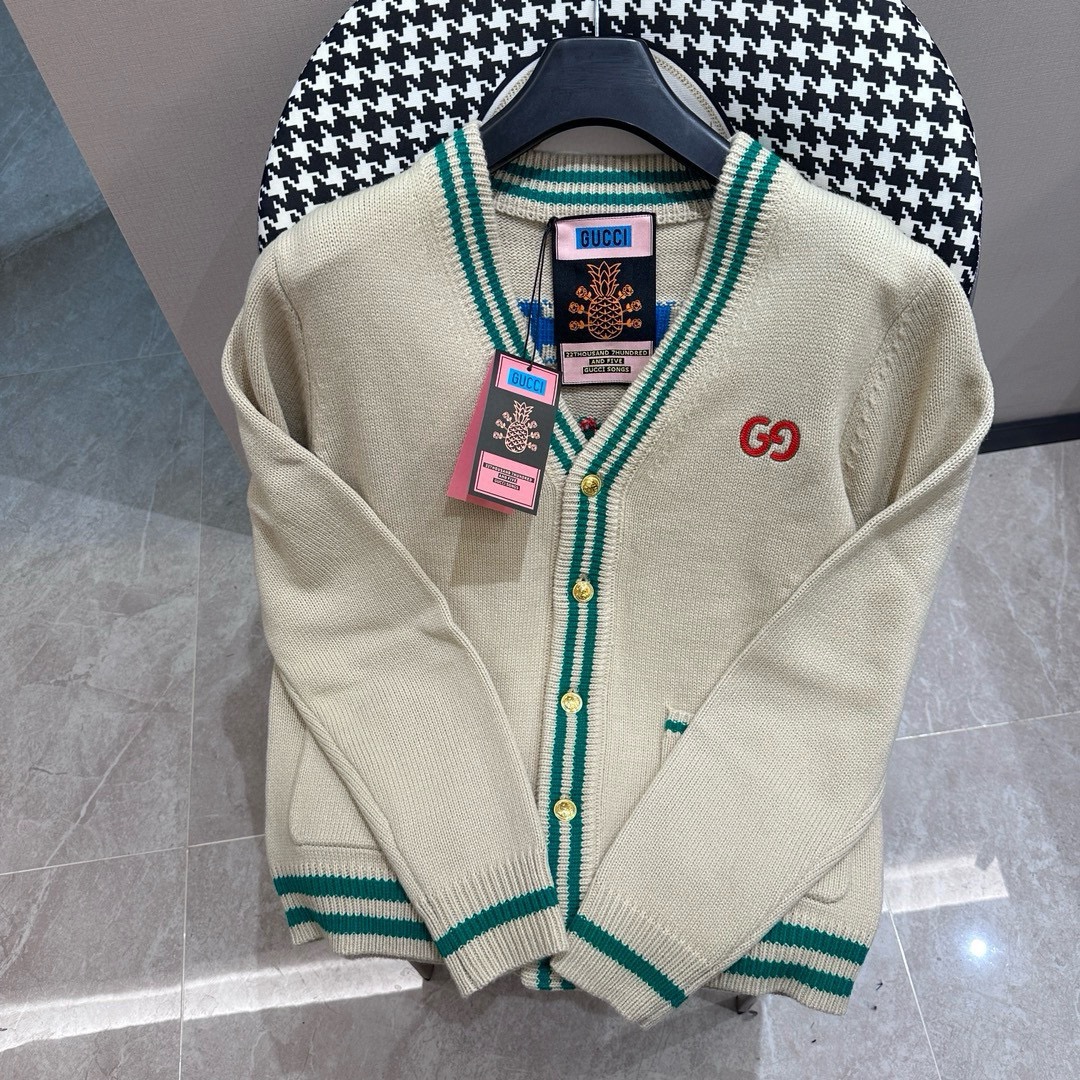 Gucci Gucci 古驰菠萝玫瑰针织开衫 为庆祝品牌创立百年Gucci推出展现各个年代经典设计的特别单品 品牌设计与流行文化相互影响交织 古驰《Aria-时尚咏叹调》系列追忆品牌往昔经典设计元素 打造出多款单品 这款开衫饰有俏皮的Gu…