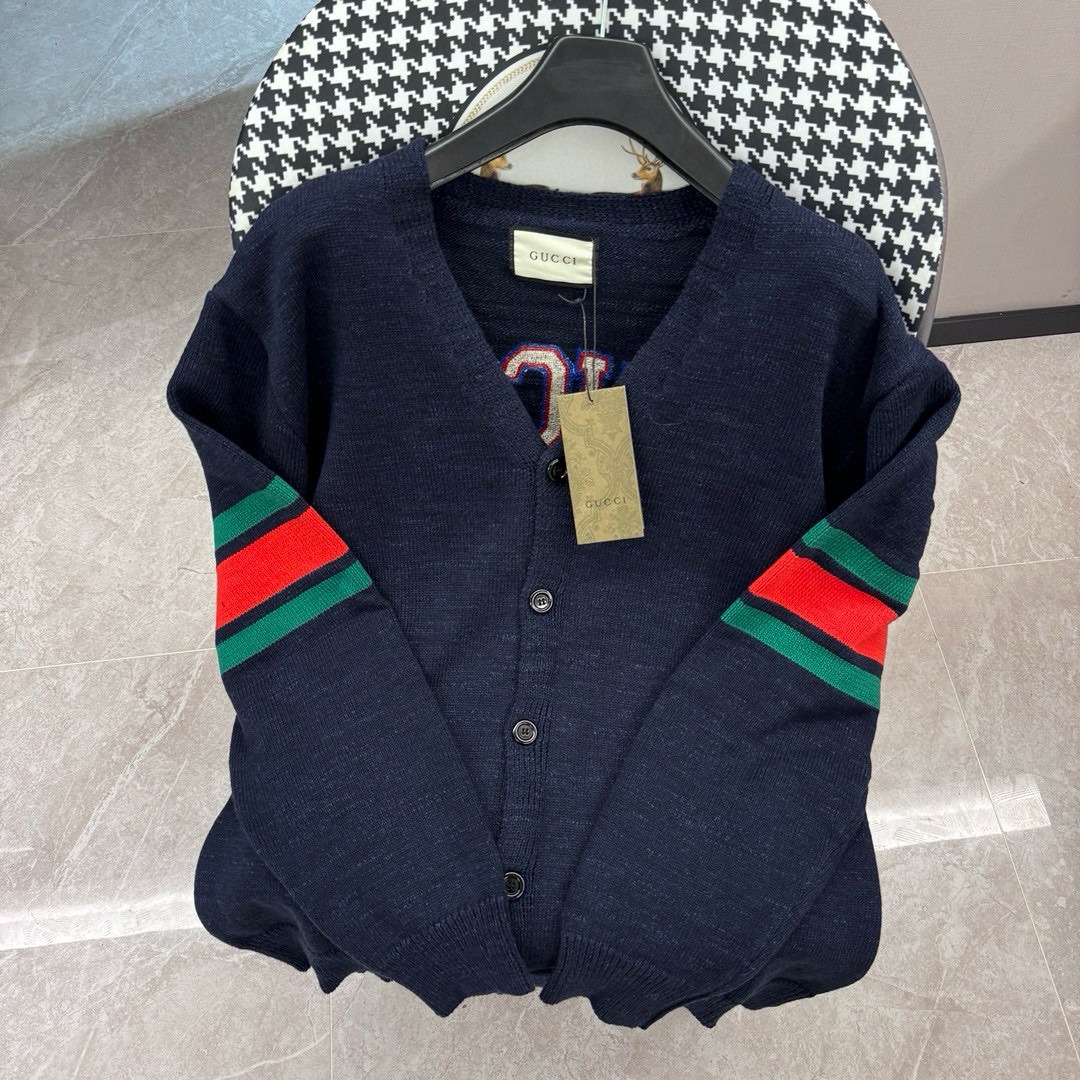 GUCCl Gucci 24ss爆款gu*ci复古学院风绞花编织 毛衣开衫外套 经典的宽大OS廓形设计 时尚的概念已经不再局限于传统本真的生活 羊毛混纺材质 羊毛料由日本专业器械棒针式绞花精织加厚制成 质感柔腻润滑 舒适宜人无紧迫感 无扎…