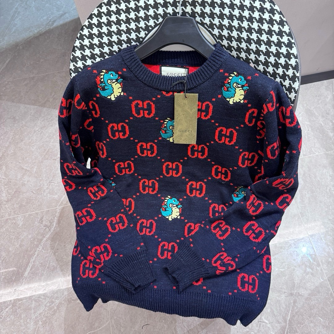 GUCCl Gucci 24*龙年限定款 精选定制安哥拉面料 以其特殊的面料形态在市场上 占有极其重要的位置 满屏恐龙刺绣工艺复杂 绒面感极强极细腻 可直接贴身穿着毫无刺痛感 满花最新品牌logo设计质感十足 简单利落的风格 吻合男女同款…
