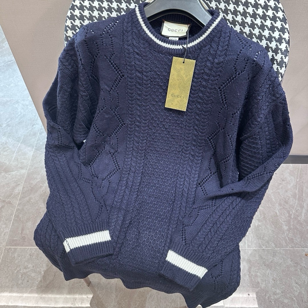 GUCCl Gucci Gucci➡️Gucci 23ss新款提花羊毛针织衫毛衣 OS版型 🔥男女同款 整衣500克重磅 秒杀市场通货 毛料采用7针进口机编织制造 采用羊毛含量纱线 纱线定染 新一季主打的无论颜色 工艺 元素颇为惊艳 高…
