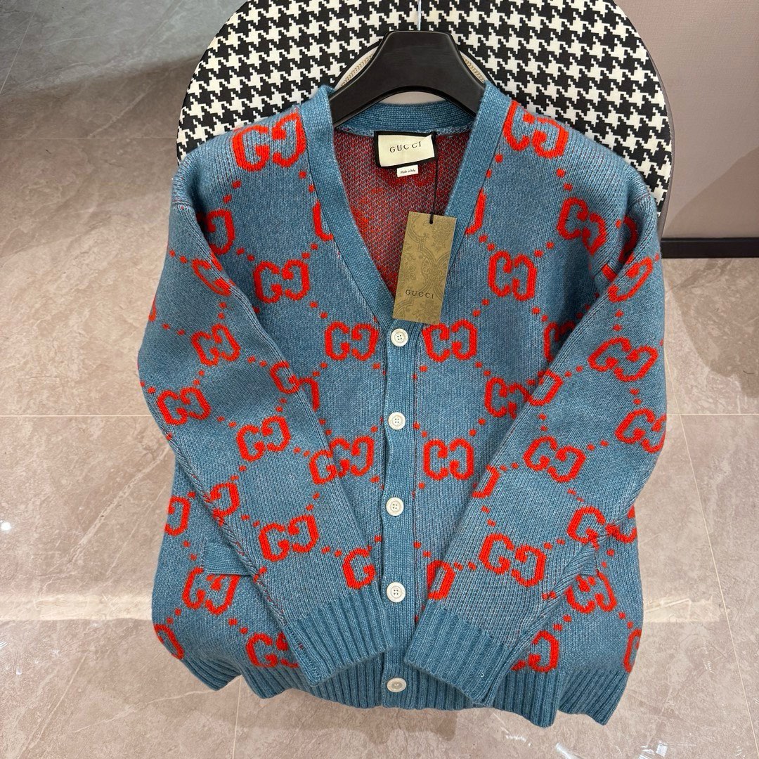 GUCCl Gucci 🆕Guc*i 24早春新品 情侣款开衫外套 复古减龄学院风 满身饰以橘红色GG字母钩花碰撞GG老花百搭又时髦 低调不张扬的品牌标识完善这单品设计 经典v领英伦风 宽松不挑人版型上身巨显瘦 质感柔软不扎身 水洗不变…