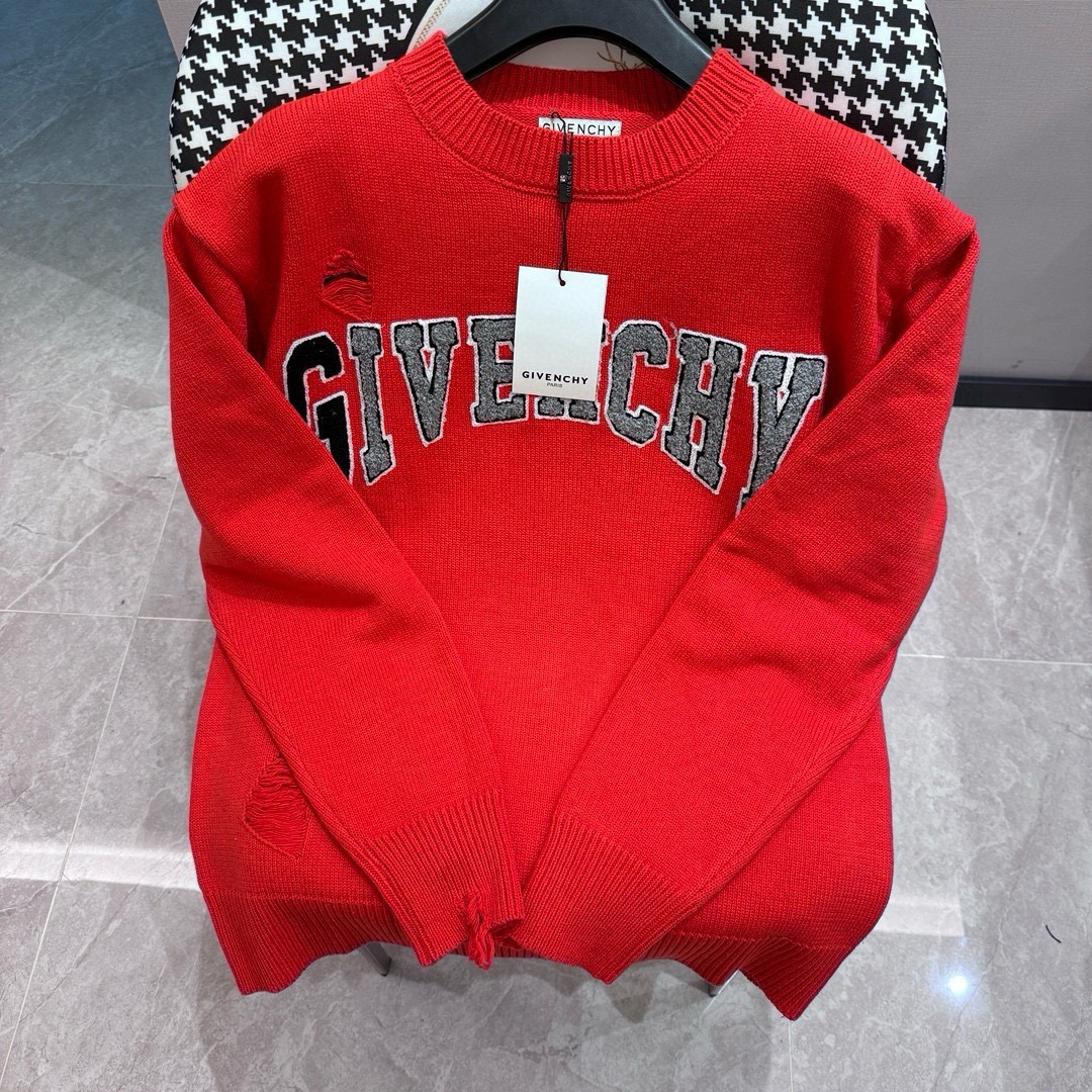 Jersey de cuello redondo con logo bordado de felpa 24s de Givenchy. Las prendas de punto clásicas se reinterpretan con …