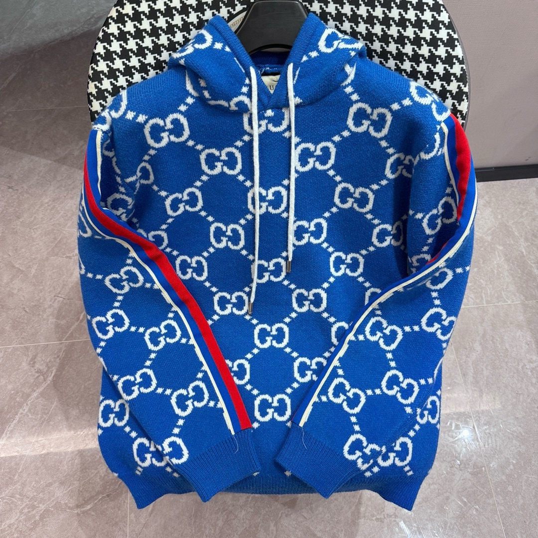 🀄️ GUCCl Gucci Nuevo suéter de punto jacquard de mezcla de lana con estampado GG. Este suéter azul de punto tiene un p…
