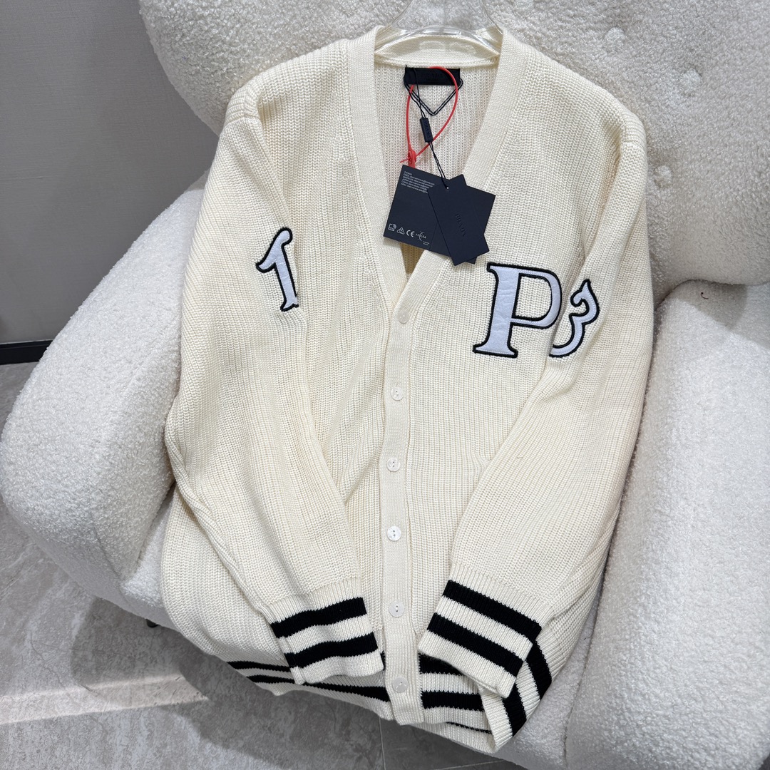 PRADA [PRADA] El cárdigan bordado Prada 24ss1913 está hecho de hilo de algodón a granel de lana. En comparación con el …