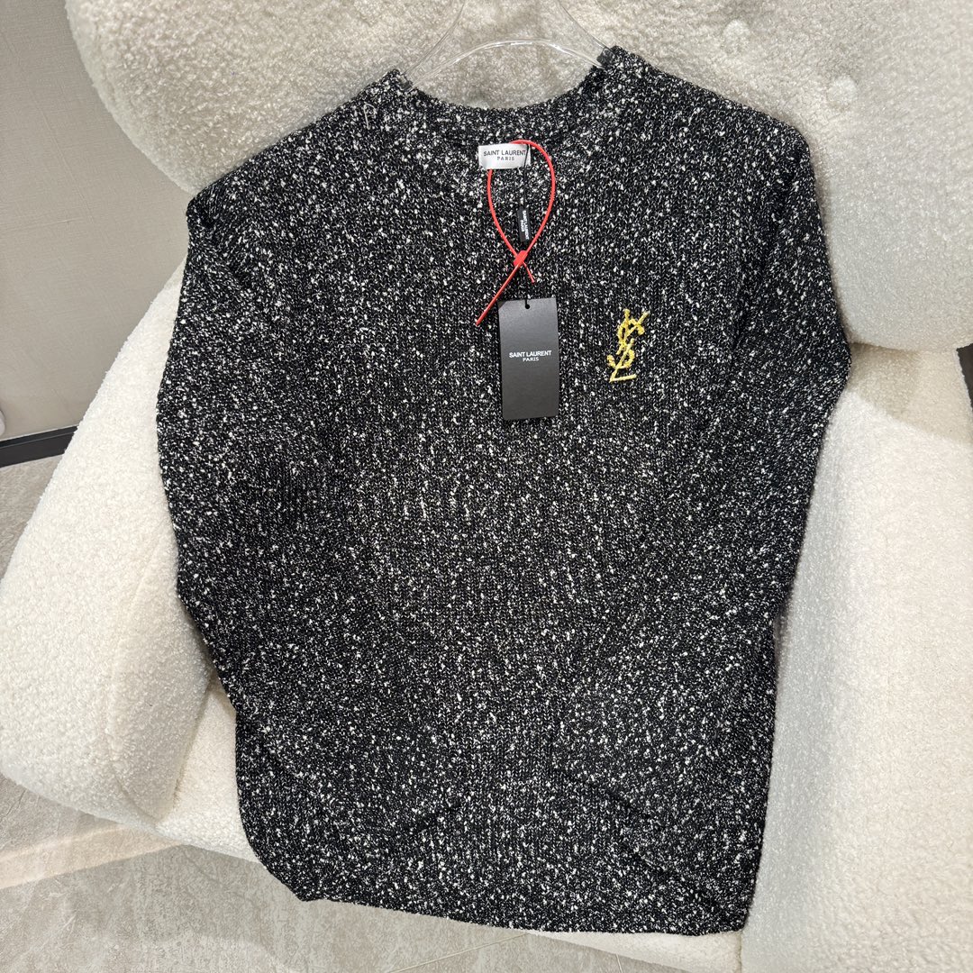 YSL Saint Laurent *Saint Laurent* 25 SS nueva primavera, suéter de cuello redondo con broche de aleación de cobre con p…