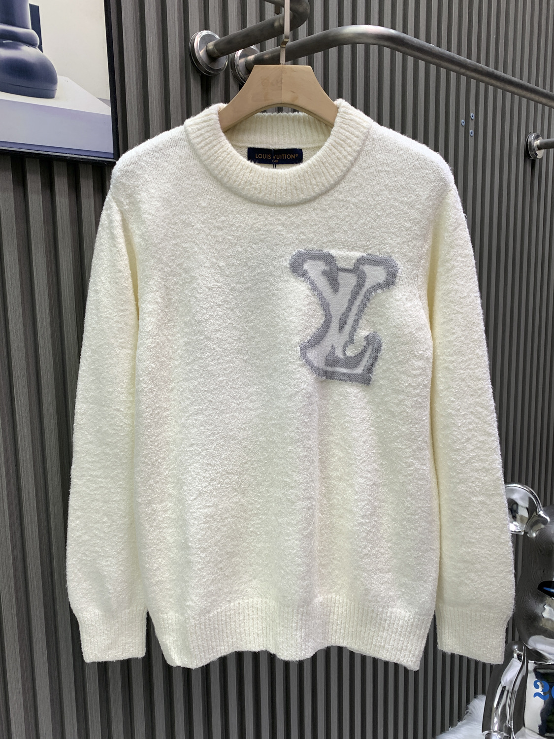 NO:733117,Louis Vuitton Louis Vuitton 1v 24FW mirrored logo intarsia sweater. Original purchase of 10,900. Custom-woven and dyed sheep wool 55, yak hair 21, nylon 20, spandex 4 wool loop yarn. The yarn has high ductility and good elasticity. It is different from the non-elastic version on the market. The special washing process is very soft and skin-friendly. Positive 3-needle knitting process. The thickness of the intarsia on the clothing logo is consistent with ZP.  The logo on the back is inlaid with a mirror image. A high-elastic elastic band is added in the middle of the thread at the neckline. The upper body is soft, breathable, and skin-friendly. It is not easy to deform after being washed. The upper body is skin-friendly and versatile. Wear it in front of others. It is a powerful autumn and winter item,,louis vuitton,louis vuitton,sweaters,19860909Louis Vuitton路易威登 1v 24FW 镜像Logo嵌花毛衣 原10,900购入 定织定染绵羊毛55 牦牛毛21 锦纶20 氨纶4羊毛圈圈纱 纱线延展性高弹力性好 区别市面无弹扎肉版本 特殊水洗工艺非常酥软亲肤 正3针针织工艺 衣服Logo处嵌花的粗细每一针与ZP一致 后背Logo为镜像嵌花 领口位置螺纹中间添加高弹力橡筋 上身轻柔 透气 亲肤 水洗不易变形 上身亲肤百搭 穿在人前 实力种草的一款秋冬单品,,louis vuitton,louis vuitton,sweaters,,Men's clothing