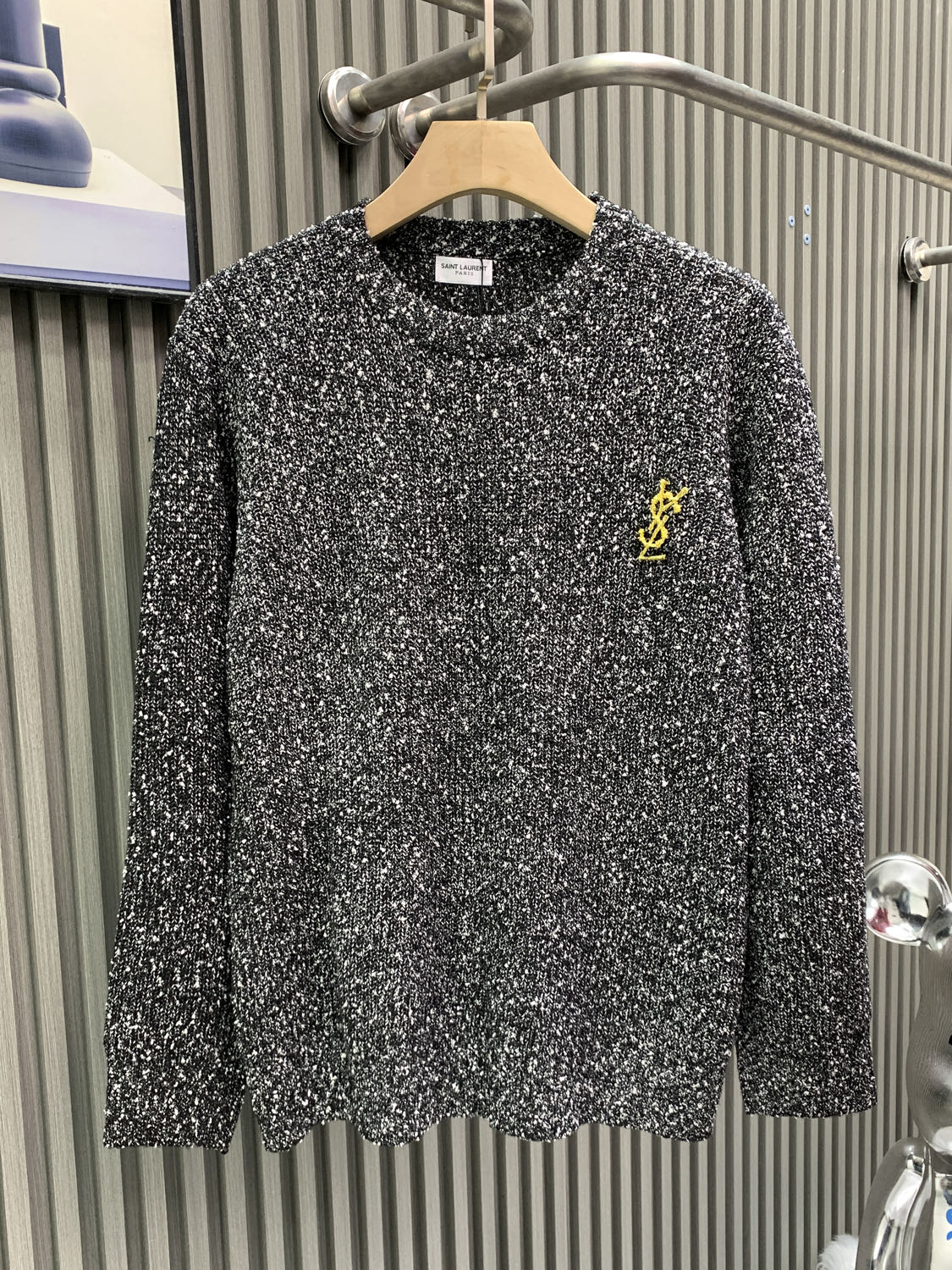 NO:622201,YSL Saint Laurent Saint laure*t Yves Saint Laurent 25 ss spring new product Gold pattern copper alloy brooch round neck knitted sweater, full of fashion and high-end sense. At the same time, the use of raglan sleeves avoids the body anxiety caused by shoulder width. It is more suitable for the body~ Customized YSL iconic brooch. It is detachable and can be matched with the same style for men and women. The whole dress shimmers slightly in the light. The sequins are set off in place to give a bright feeling of the stars.  A series that can be worn easily and go out, saint laurent, saint laurent, saint laurent, sweaters, brooch, breastpin, alexander wang19860909YSL圣罗兰 Saint laure*t圣罗兰25 ss春季新品 金色图案铜合金胸针圆领针织毛衣 时尚感高级感满分 同时使用插肩袖的版型 规避了肩宽带来的身材焦虑 更加贴合身型~定制YSL标志性胸针 可拆卸随意搭配男女同款 整件衣服在光线下轻微细闪 亮片衬托到位有种星河璀璨的感觉 随手一穿就能出门系列,,saint laurent,saint laurent,saint laurent,sweaters,brooch，breastpin,alexander wang,Men's clothing