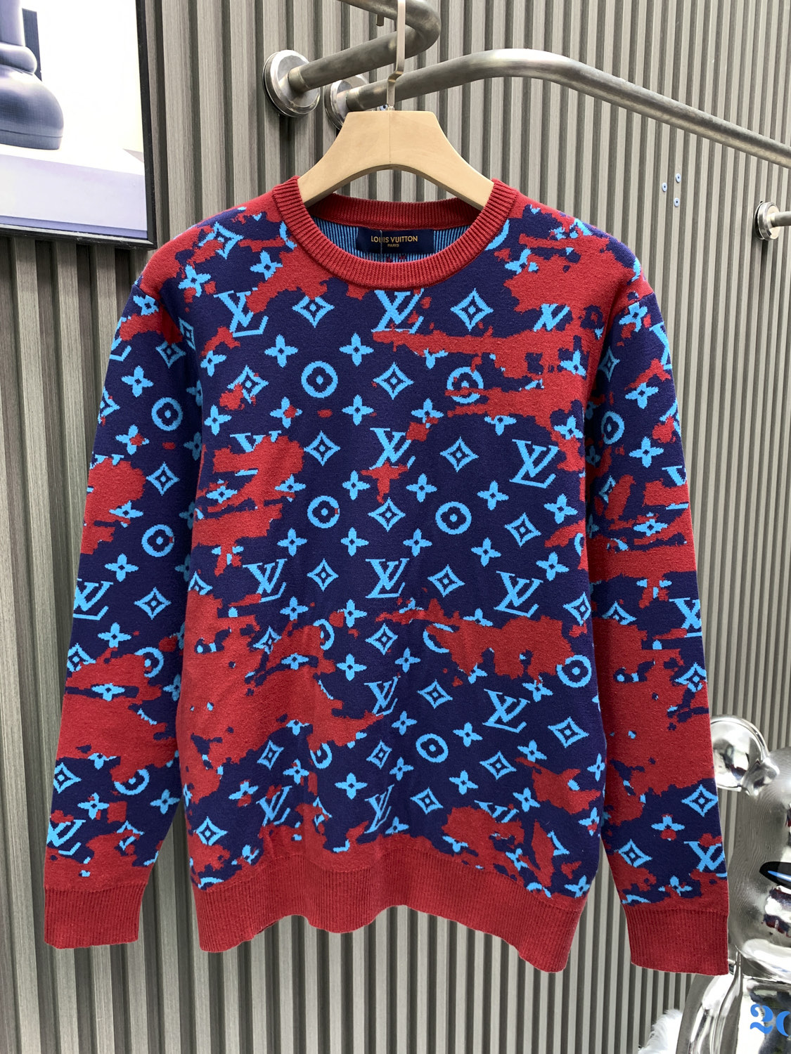 NO:622206,Louis Vuitton Louis Vuitton's new camouflage gradient knitted sweater for New Year's Autumn and Winter 25ss. It took 15 days to repair it stitch by stitch. Repeated knitting and comparison of ready-made garments. Each code will change according to the letter positioning. The material is a fusion of two wool and a circle yarn. The wool yarn is a 60-count fine imitation yarn. Floral yarn is very difficult to dye. The minimum order quantity is 1 ton. The cycle is very long. Start coloring when you buy the original version. Color toning 4 times. Different materials have different interweaving shrinkage rates to ensure that the pattern size and positioning remain unchanged.  Various adjustments are required. The surface has a three-dimensional feel. The blue part has good fluffiness. The presbyopic part is flat. The yarn material is red and light blue all wool. The red part is special yarn 50 wool. Letter positioning in the center of the body. Letter positioning on the cuffs. Letter positioning on the row above the hem. Letter positioning on the collar. Weaving imported Stoll 12-needle machine weaving. One piece of clothing takes 150 minutes. Later, the hand-sewn disc needs to be positioned to align the needle strips. The output is very low. Washing water is washed with special additives to give a sense of three-dimensionality and a sense of luxury.  Make it according to the feel of the original version. Use steam setting to make a template according to the original version. High-temperature setting. It will not shrink. Manual marking and fixation. Only one stitch. Quality inspection twice. Suction to remove unwanted hair, Louis Vuitton, Louis Vuitton, Sweaters, Alexander Wang.19860909Louis Vuitton路易威登 25ss年新年秋冬新款迷彩渐变针织毛衣 前后花费了15天一针一线去修 反复织成衣对比在修改 每个码都会变动 根据字母定位 材质两条羊毛和一条圈圈纱融合 羊毛纱线是60支精仿纱线花纱定染难度非常大 起订量1吨 周期很长 购买原版就开始打色 调色4次 不同材质交织缩率不同 保证花型大小定位不变 需要各种调试 表面有立体感 蓝色部分蓬松度好凸起来 老花部分是平面 纱线材质红蓝浅蓝全羊毛 红色部分特种纱线50羊毛 大身中心字母定位 袖口字母定位 下摆上面一行字母定位 领圈字母定位 织造进口斯托尔12针机器织造 一件衣服耗时150分钟 后期手工缝盘需要定位对针对条产量非常低 洗水经过特殊助剂洗出立体感 高级感 根据原版的手感去做 蒸汽定型根据原版版型制作模板高温定型 不会缩水 手工标固定 只缝一针 质检两遍 吸风除杂毛,,louis vuitton,louis vuitton,sweaters,alexander wang,Men's clothing