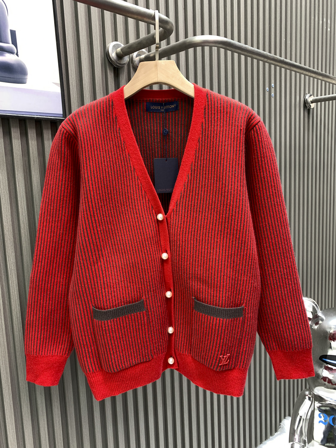NO:622212,Louis Vuitton Louis Vuitton LOUIS VUITT* Louis Vuitton Fall collection winter focus series 1V  Labels stretch together with clean strokes. Standard fit. Left pocket embellishment. 1V metal decorative pearl buttons. Top button embellishment with 1V logo. Left cuff embellishment. Park Seo Bo label. Corduroy-effect striped jacquard pays homage to the artist’s paintings. Ribbed cuffs and hem front pockets, Louis Vuitton, Louis Vuitton, Alexander Wang19860909Louis Vuitton路易威登 LOUIS VUITT* 路易今季Fall collection冬季重点系列外 1V X PARK SEO BO 联名绵羊毛开衫 本款开衫出自1V x Park Seo Bo系列 以醒目色调和细腻提花构筑撞色罗纹效果 致意艺术家的Ecriture 系列画作 珠光纽扣注入考究意蕴 左袋 1V 装饰与左袖口 Park Seo Bo 标签共同舒展利落笔触 标准版型 左侧口袋点缀 1V 金属装饰珠光纽扣 顶端纽扣点缀1V标识 左袖口点缀 Park Seo Bo 标签灯芯绒效果条纹提花致意艺术家的画作 衣领和前襟呈现饰带 罗纹袖口和下摆前袋,,louis vuitton,louis vuitton,alexander wang,Men's clothing