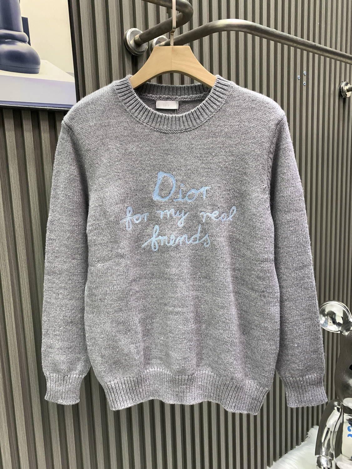 NO:622219,DIOR Dior's 2025fw new autumn and winter knitted pullover is decorated with 'for my read frunds' logo embroidery on the chest 'Dior's new style | luxurious texture. Each piece of clothing is made of top craftsmanship and selected fabrics, showing a low-key yet luxurious texture, allowing you to show elegance in any occasion. Luxurious texture, interpreting the style of a modern gentleman' perfectly blends classics and innovation to create high-end fashion exclusive to modern men. Each piece of clothing is made of top craftsmanship and selected fabrics. It presents a low-key yet luxurious texture, allowing you to show elegance in any occasion. Innovative design, breaking the traditional boundaries, presenting a new tailoring silhouette that combines classic and modern elements. Easily manage multiple scenes. Luxurious details and high-end fabrics bring you the ultimate comfort and taste. Whether it is a business meeting or an urban trip, it is a fashion choice you should not miss. Wear dior, show your confidence and style, and let every appearance exude unique charm.,, dior, dior, alexander wang19860909DIOR迪奥 2025fw秋冬新款针织套头衫 胸前饰以“for my read frunds”标志刺绣 「dior新款|奢華質感 每一件服裝都以頂級工藝與精選面料製成 呈現出低調而不失奢華的質感 讓你在任何場合都能展現優雅風範 奢华质感 演绎现代绅士风范」将经典与创新完美融合 打造专属于现代男士的高级时尚 每一件服装都以顶级工艺与精选面料制成 呈现出低调而不失奢华的质感 让你在任何场合都能展现优雅风范 创新设计 打破传统界限 呈现全新剪裁轮廓经典与现代元素结合 轻松驾驭多场景穿搭 奢华细节与高级面料,为你带来极致的舒适与品味无论是商务会议还是都市出行,都是你不容错过的时尚选择.穿上dior,彰显你的自信与格调,让每一次亮相都散发与众不同的魅力.,,dior,dior,alexander wang,Men's clothing