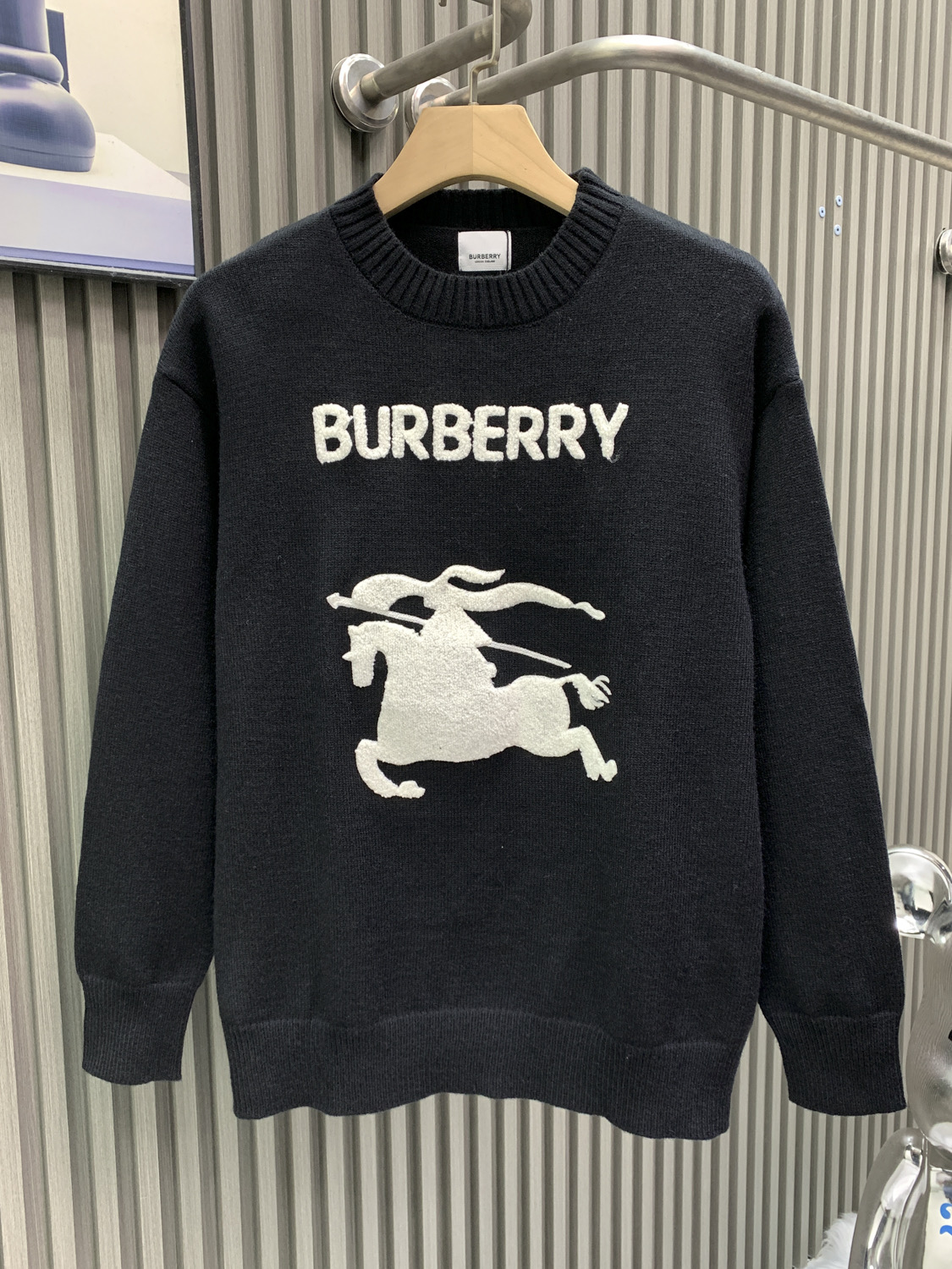 NO:622236,BURBERRY Burberr*2025 new arrivals round neck crocheted pullover sweater Customized YB cashmere wool yarn weaving High-end texture Comfortable and soft Round neck long-sleeved sweater tailoring Dense knitting to keep out cold and wind  Elegant autumn and winter colors create a sense of literary atmosphere, making the style more durable and versatile. Customized fabrics and accessories. Look for the correct version, burberry, burberry, sweaters, alexander wang19860909BURBERRY巴宝莉 Burberr*2025新品上架圆领钩花套头毛衣 定制YB羊绒羊毛纱线织造 质感高级 舒适柔软 圆领长袖毛衣剪裁 密实针织御寒防风 领口袖口宽螺纹包边与衣摆相呼应 胸前字母徽标装点于胸前之间 下方品牌钩花与之呼应 彰显高级定位和时尚调性 正肩款常规版型 优雅秋冬色系打造文艺氛围感 让风格更耐看百搭 定制面辅料 认准版本,,burberry,burberry,sweaters,alexander wang,Men's clothing