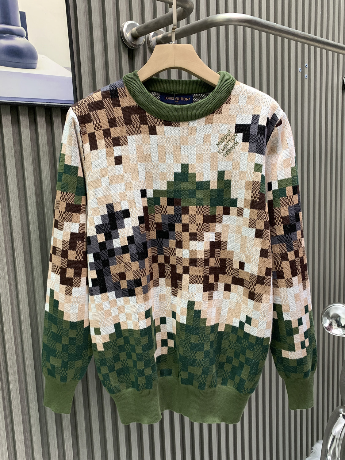 NO:622252,Louis Vuitton Louis Vuitton 25* classic popular camouflage mosaic knitted sweater. It is made of the same heavy-weight pure cotton material as the original. Double-strand threads are available in 8 colors. Each color needs to be dyed in a separate vat. Weaving requires an imported Stoll 16-needle machine. The 8-color jacquard is very time-consuming and needs to be consistent in size. The embroidery needs to be positioned on the back of the front chest of the ready-made garment. The embroidery is a three-dimensional embroidery with imported foam in the middle. After the back embroidery, the tiles need to be aligned and ironed.  Hot tiles are custom-made brushed metal tiles of a size that must be guaranteed for later washing and shaping of garments. The embroidery uses Behringer embroidery technology to restore consistent details. Customized dyeing without any color difference and size alignment. Ingenious craftsmanship is perfectly restored. Three standards are complete. Customized accessories, louis vuitton, louis vuitton, sweaters, alexander wang19860909Louis Vuitton路易威登 25*经典爆款迷彩马赛克针织毛衣 采用原版一致重磅纯棉材质 双股进线8个颜色每一个颜色都是要去单独开缸定染 织造需要进口斯托尔16针机器 8色提花非常耗时 需要保证每个大小一致 成衣前胸背后需要定位绣花 绣花是立体绣中间垫进口泡沫 后背绣花之后还要对位烫砖 烫砖是定做的拉丝金属砖后期洗水成衣定型都要保证的大小 刺绣采用百灵达刺绣工艺 细节还原一致 定制定染无任何色差大小对位 匠心工艺完美还原 三标齐全 定制辅料,,louis vuitton,louis vuitton,sweaters,alexander wang,Men's clothing