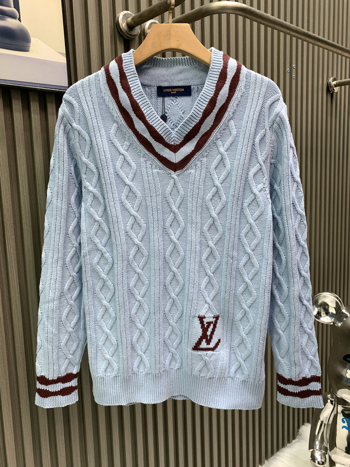 P170 Louis Vuitton路易威登 25*秋冬新款绞花针织 绵羊毛和马海毛 V 领套头衫 本款绞花针织 V 领衫取材细腻马海毛与绵羊毛令衣袖的扇形下摆与袖口及衣领的 波浪嵌花线条相映成趣 撞色 1V 嵌花栖身左侧下摆 为初春造型…