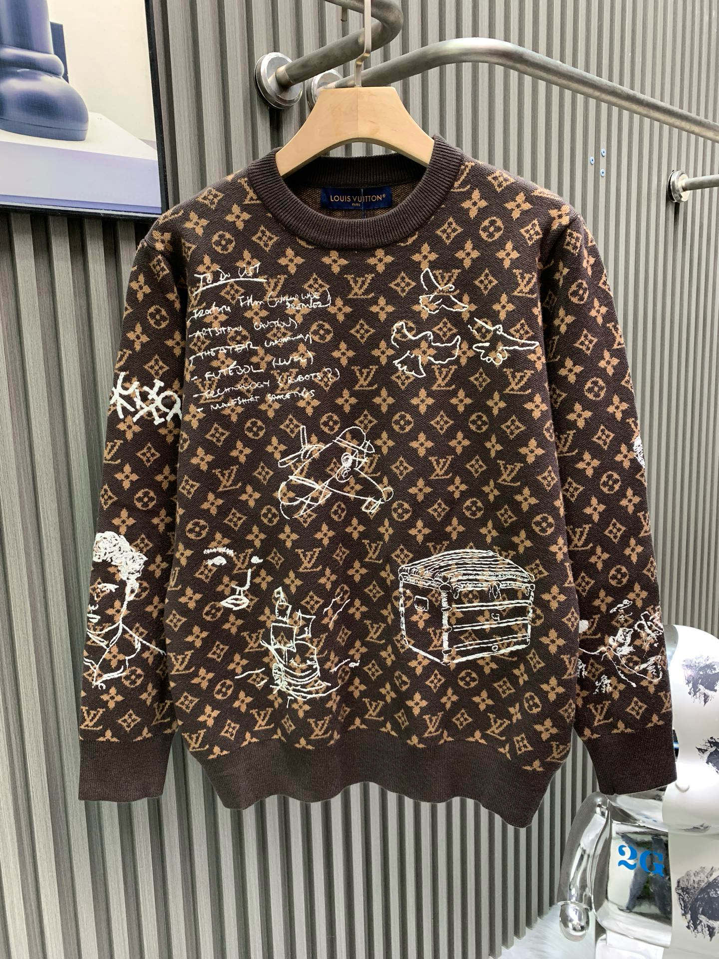 P220 Louis Vuitton路易威登 𝗟𝗢𝗨𝗜𝗦 𝗩𝗨𝗜𝗧𝗧𝗢𝗡 𝗠𝗢𝗡𝗢𝗚𝗥𝗔𝗠 刺绣绵羊毛圆领衫 王炸秀款 材料 颜色 刺绣 都是难度 我们做出来的绝对可以和zp对比 百分百精仿绵羊毛 …