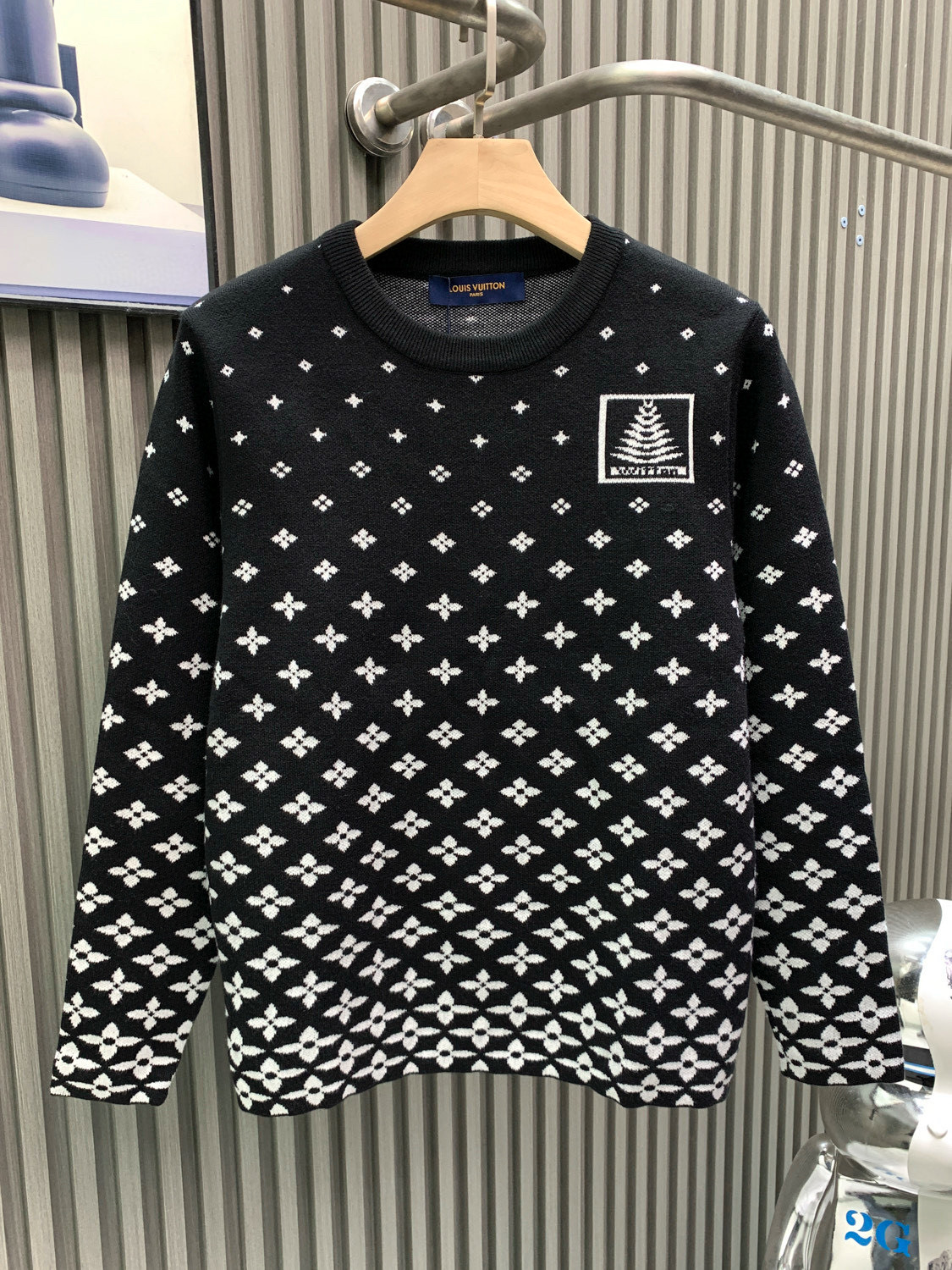 P160 Louis Vuitton路易威登 1v25fw秋冬新款滑雪圣诞装针织套头衫 渐变雪花冷杉树图案新款雪花渐变针织长袖 这款长袖采用独创的图案设计 充满现代气息 这款迷人的有机棉采用优雅的提花织法 黑色背景上印有精致的渐变效果雪花…