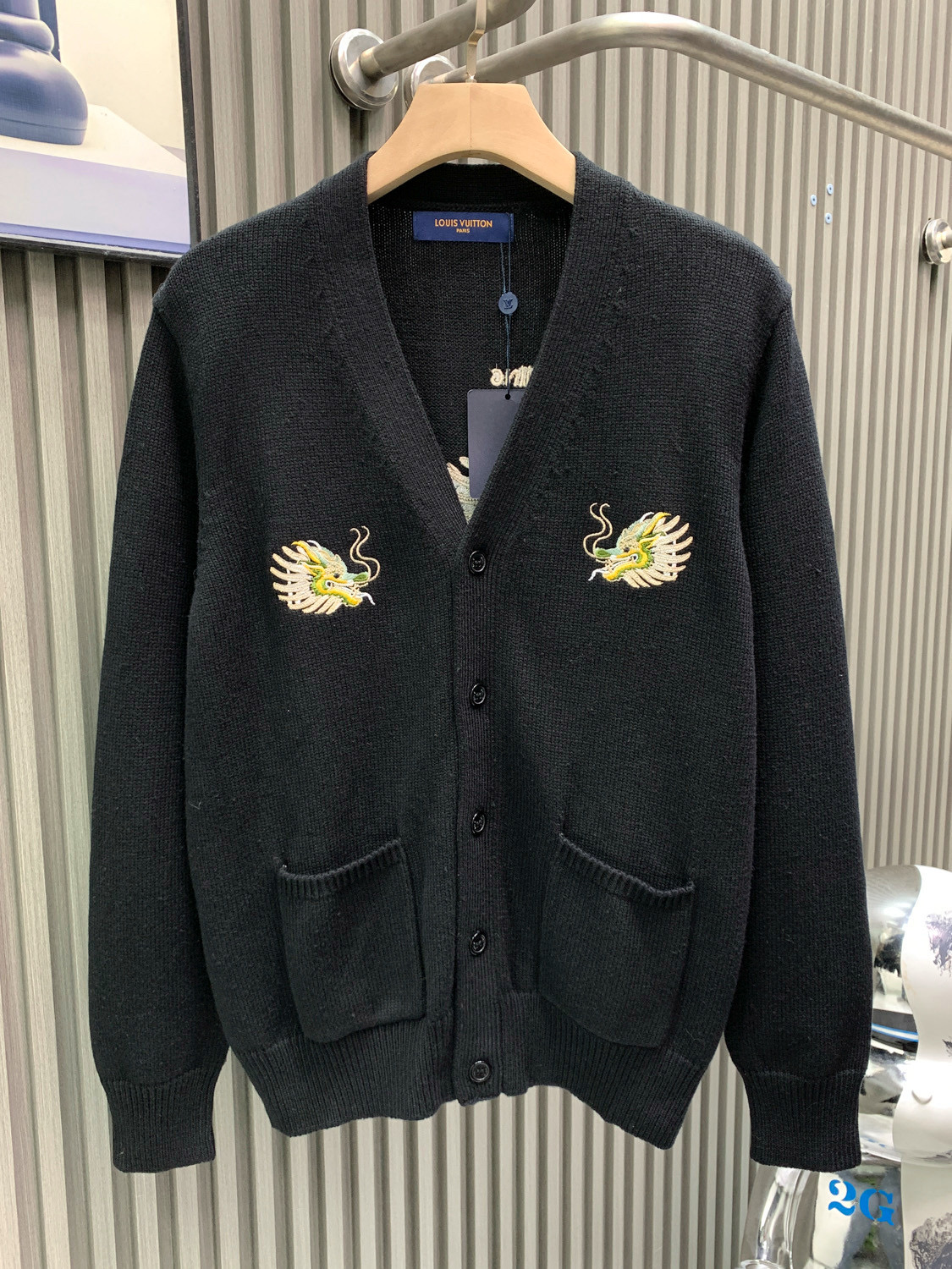P180 Louis vuitton路易威登 25*蛇年限定款 胸前经典双龙围绕刺绣针织毛衣外套款 背部一整条龙刺绣凸显霸气 对色定染羊毛混纺棉纱线 高克重高密度超高品质 毛料柔软细腻亲肤 触感软糯丝滑 全部对色定染高克重棉纱线 确保无色…