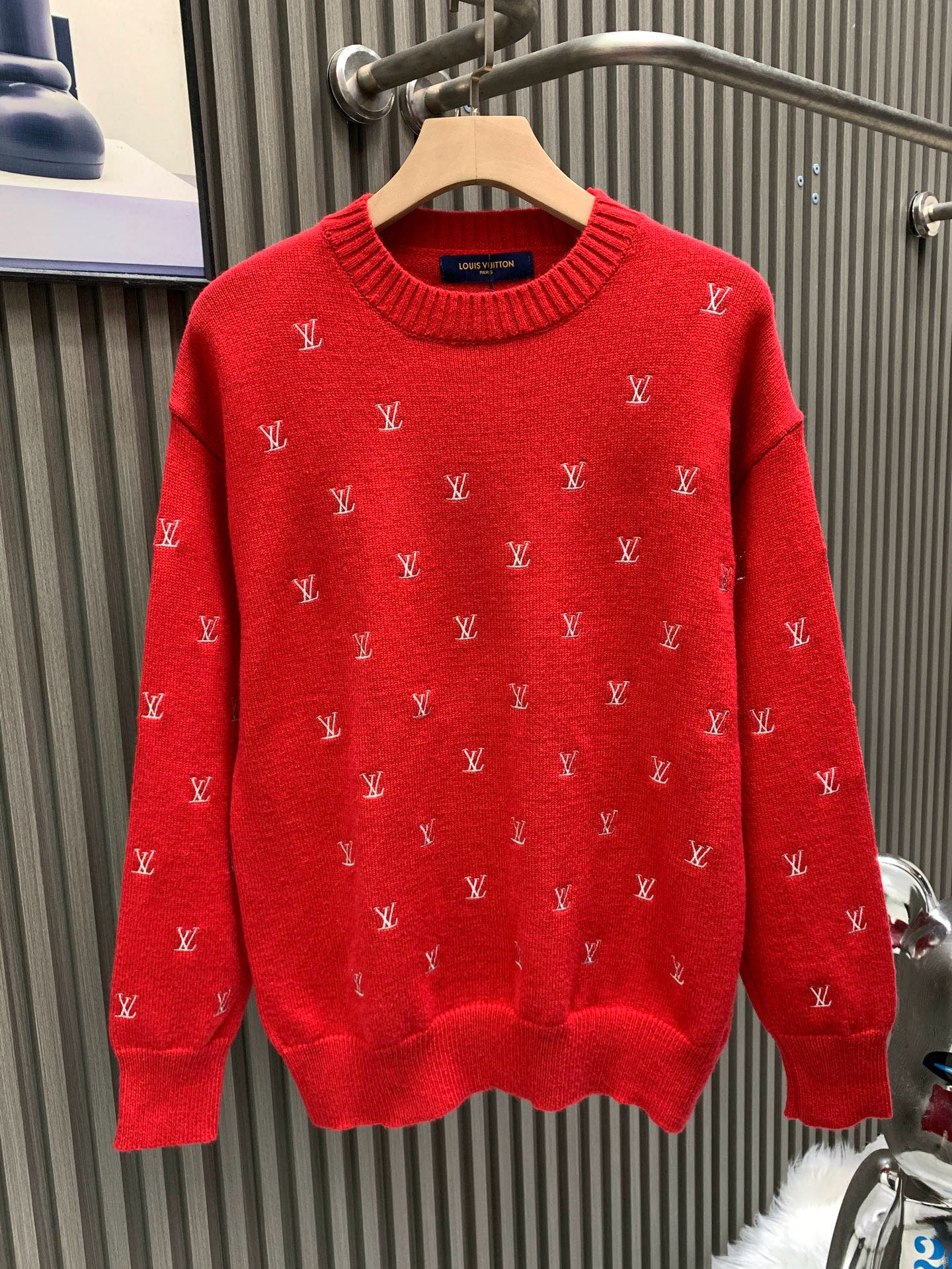 P150 Louis vuitton路易威登 25*新款新年款早秋宽松休闲运动圆领套头衫 经典老花满印图案 全身logo刺绣工艺复杂 众多网红上身推荐 氛围感十足 细节到位 版型超正 早春标配 重工水洗工艺柔软舒适 手感柔和 上身不紧绷 …