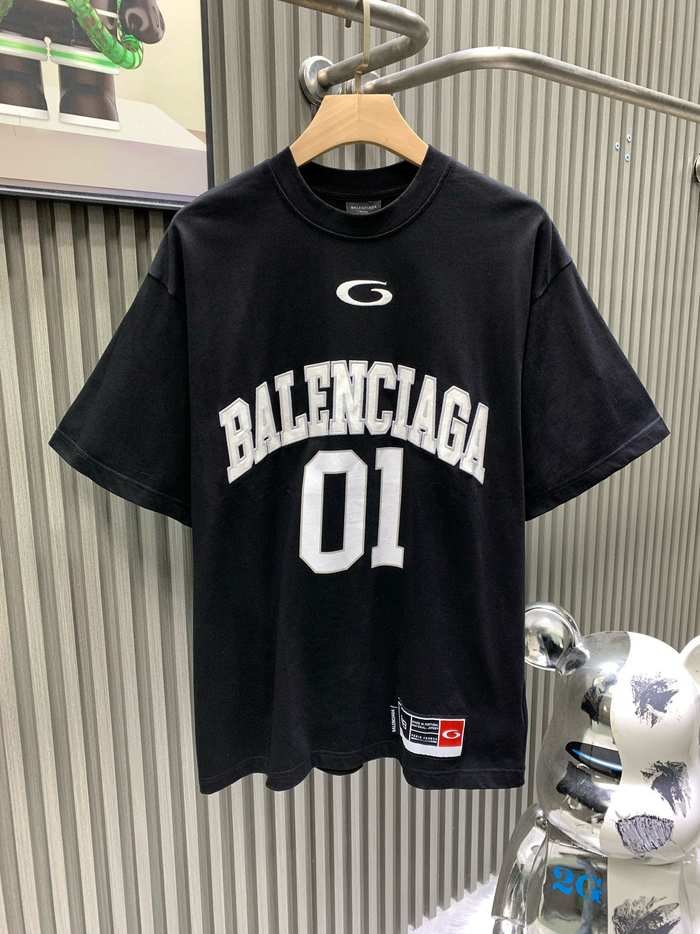 NO:743667,BALENCIAGA Paris 25SS basketball 01 embroidered printed short-sleeved BALENCI*GA Paris # The front panel uses burnt flower technology + Tajima machine appliqué technology + the front and rear panels use imported glue printing technology. Original purchase: 7,000. Use specific heavyweight 16S280g fine cotton plain knit custom-dyed fabric. Custom-woven cross stretcher ribs are dyed in the same cylinder to ensure no color difference. Follow the original craftsmanship and trim the half-slightly high bias.  The front uses tatami embroidery method to first embroider white letters and then lay the second layer of gray embroidery on the spacer. The front '01' letter art print is hand-screen printed. The original color is specially blended with the same color glue material. The hem is customized with a joint series of woven labeling machines. Double chain stitching on the back shoulder. Standing cut and straight version. Detailed restoration. The latest version and the latest technology. The upper body is highly recognizable. Exclusively produced,,balenciaga,balenciaga,T-shirt,19860909BALENCIAGA巴黎世家 巴黎25SS蓝球01刺绣印花短袖BALENCI*GA巴黎# 前幅采用烧花工艺+田岛机贴布绣工艺+前后幅采用进口胶浆印花工艺 原7,000购入 采用特定重磅16S280g精棉平纹针织定染对色面料 定织十字拉架罗纹对板同缸染色确保无色差 遵循原版工艺半微高偏修窄 正面采用榻榻米刺绣方式先刺绣白色字母再铺垫片上做第二层包边灰色绣花 前幅'01'字母艺术作品印花 采用手工丝网印花 原色特调同色胶浆材质 下摆定制联名系列织唛车 后肩双链条车线 立挺剪裁直身版型 细节还原 最新版本最新工艺 上身极具辨识度 独家出品,,balenciaga,balenciaga,T-shirt,,Men's clothing