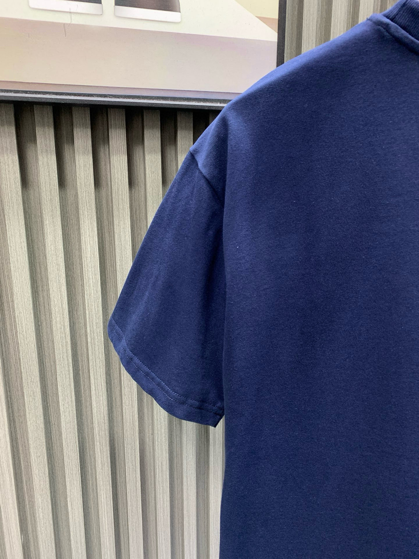 💰120🀄️   Louis Vuitton路易威登
1V 2025新款手工珠刺绣短袖T恤
40S纯棉平纹100%纯棉面料 280g
本款T恤取材柔软棉料  以串珠刺绣抒写1V Lovers 标识  可为日常造型注入雅致气息
面料透气性和透汗性好  可以吸附人体皮肤上的汗水和微汗  夏季穿着不会粘贴人体比较舒适
真正达到透气  吸汗效果
亮片绣花也被称为珠片刺绣或亮片绣
是绣花机的一个种类  选用质地较硬、表面平整且光洁度高的材料沿指定方向将亮片放置在织物上
同时绣针在亮片中心位置刺入织物以固定亮片位置
串珠部分有凸出的立体面
形成了饱满浮突有起伏效果  增添了图案的立体质感串珠都通过原版对色定染  打造渐变串珠效果
成色效果饱和明亮  铺满并做到原效果
颗粒数量分明  整体出立体效果出众