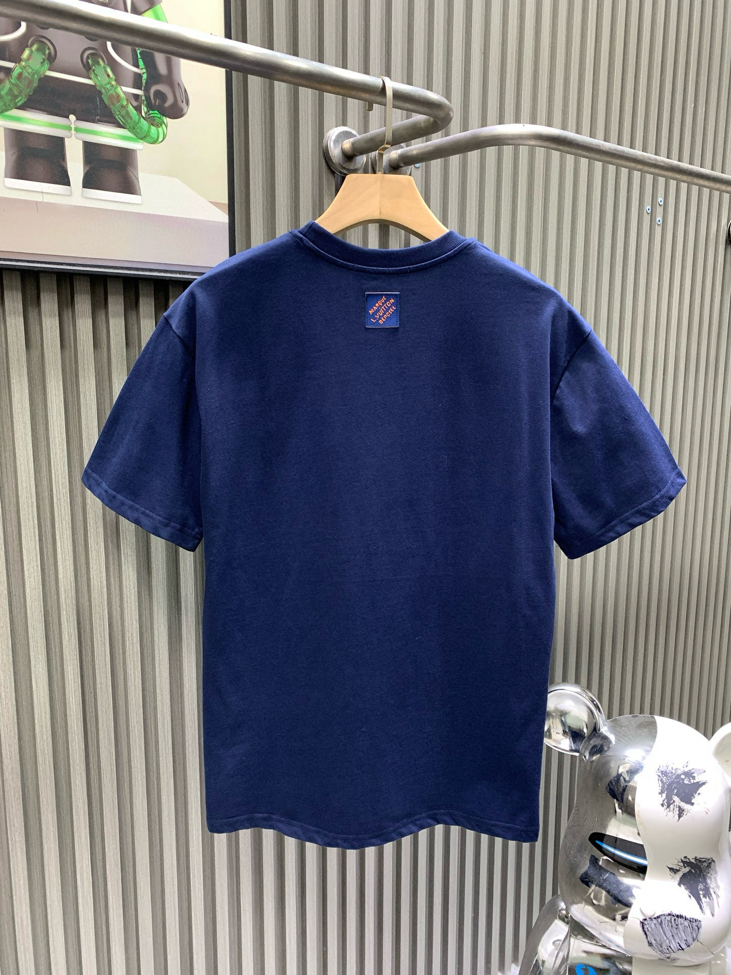 💰120🀄️   Louis Vuitton路易威登
1V 2025新款手工珠刺绣短袖T恤
40S纯棉平纹100%纯棉面料 280g
本款T恤取材柔软棉料  以串珠刺绣抒写1V Lovers 标识  可为日常造型注入雅致气息
面料透气性和透汗性好  可以吸附人体皮肤上的汗水和微汗  夏季穿着不会粘贴人体比较舒适
真正达到透气  吸汗效果
亮片绣花也被称为珠片刺绣或亮片绣
是绣花机的一个种类  选用质地较硬、表面平整且光洁度高的材料沿指定方向将亮片放置在织物上
同时绣针在亮片中心位置刺入织物以固定亮片位置
串珠部分有凸出的立体面
形成了饱满浮突有起伏效果  增添了图案的立体质感串珠都通过原版对色定染  打造渐变串珠效果
成色效果饱和明亮  铺满并做到原效果
颗粒数量分明  整体出立体效果出众