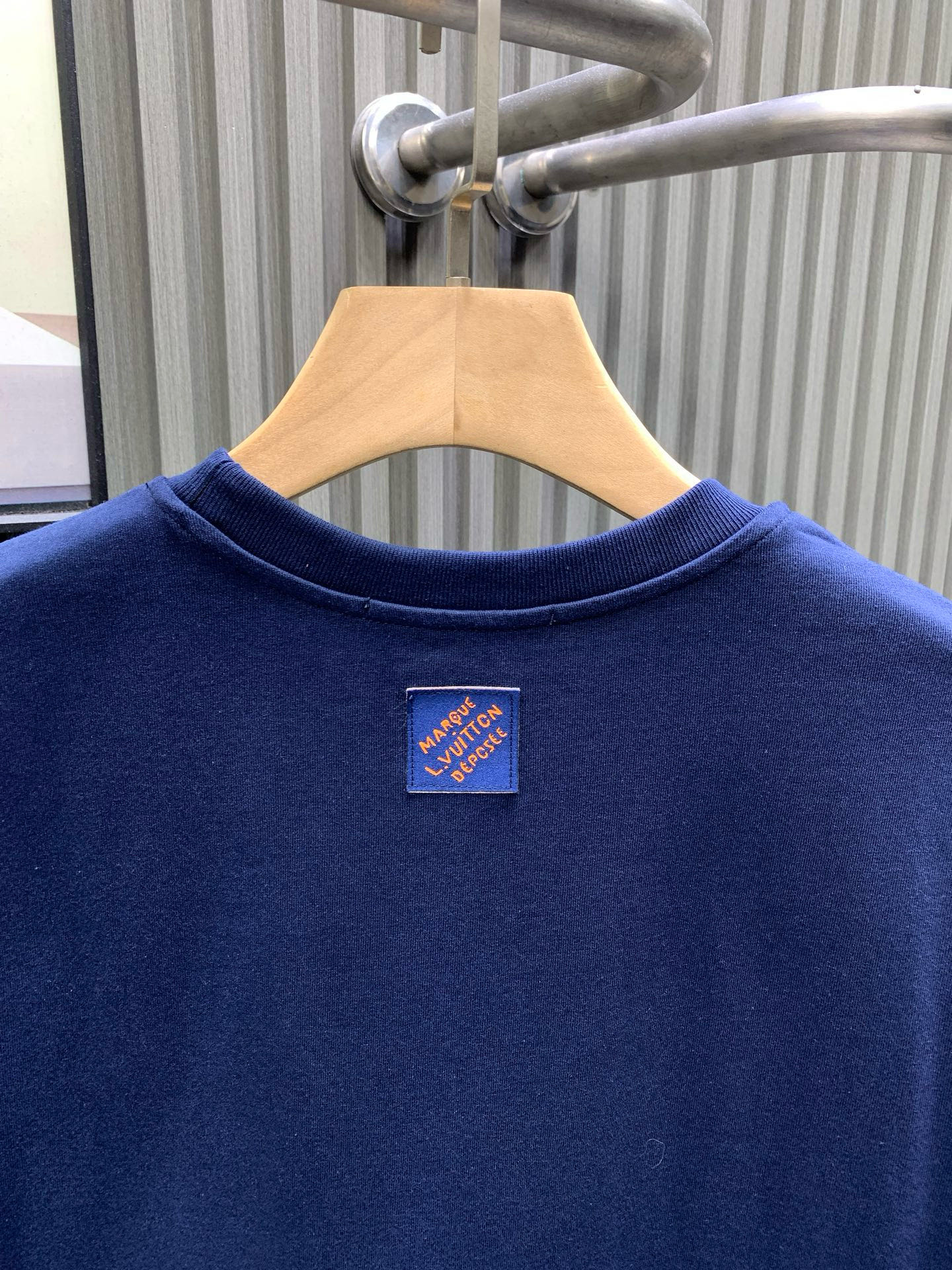 💰120🀄️   Louis Vuitton路易威登
1V 2025新款手工珠刺绣短袖T恤
40S纯棉平纹100%纯棉面料 280g
本款T恤取材柔软棉料  以串珠刺绣抒写1V Lovers 标识  可为日常造型注入雅致气息
面料透气性和透汗性好  可以吸附人体皮肤上的汗水和微汗  夏季穿着不会粘贴人体比较舒适
真正达到透气  吸汗效果
亮片绣花也被称为珠片刺绣或亮片绣
是绣花机的一个种类  选用质地较硬、表面平整且光洁度高的材料沿指定方向将亮片放置在织物上
同时绣针在亮片中心位置刺入织物以固定亮片位置
串珠部分有凸出的立体面
形成了饱满浮突有起伏效果  增添了图案的立体质感串珠都通过原版对色定染  打造渐变串珠效果
成色效果饱和明亮  铺满并做到原效果
颗粒数量分明  整体出立体效果出众