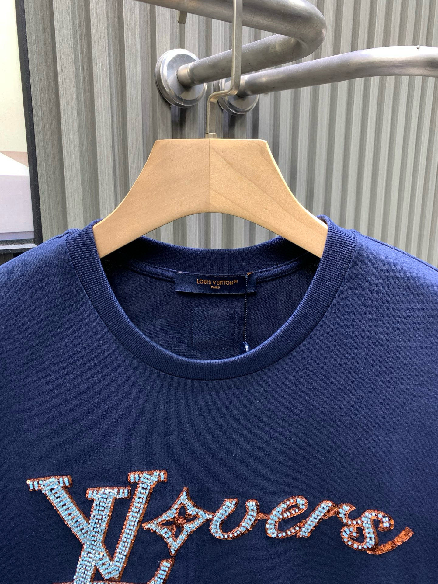 💰120🀄️   Louis Vuitton路易威登
1V 2025新款手工珠刺绣短袖T恤
40S纯棉平纹100%纯棉面料 280g
本款T恤取材柔软棉料  以串珠刺绣抒写1V Lovers 标识  可为日常造型注入雅致气息
面料透气性和透汗性好  可以吸附人体皮肤上的汗水和微汗  夏季穿着不会粘贴人体比较舒适
真正达到透气  吸汗效果
亮片绣花也被称为珠片刺绣或亮片绣
是绣花机的一个种类  选用质地较硬、表面平整且光洁度高的材料沿指定方向将亮片放置在织物上
同时绣针在亮片中心位置刺入织物以固定亮片位置
串珠部分有凸出的立体面
形成了饱满浮突有起伏效果  增添了图案的立体质感串珠都通过原版对色定染  打造渐变串珠效果
成色效果饱和明亮  铺满并做到原效果
颗粒数量分明  整体出立体效果出众