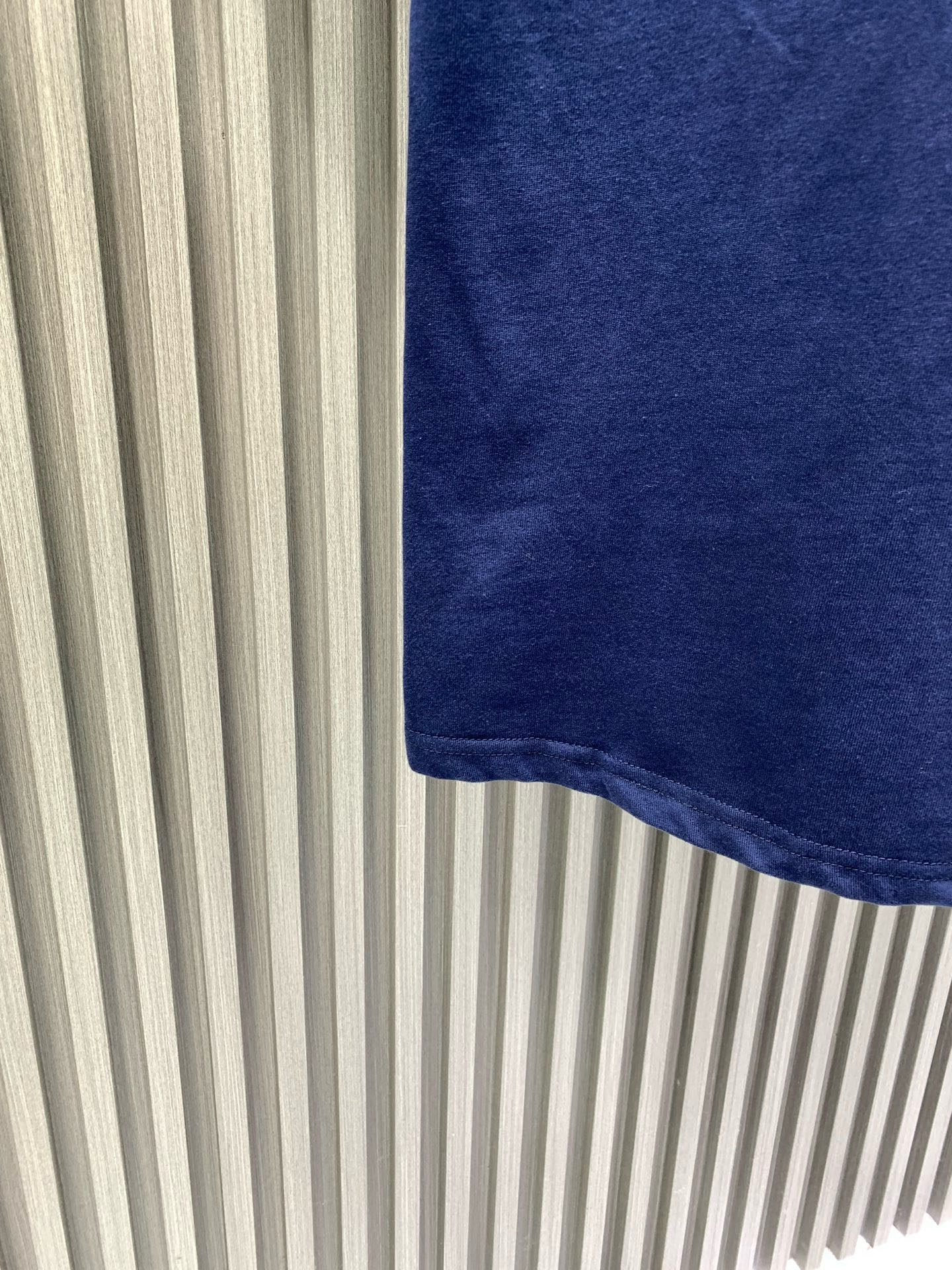 💰120🀄️   Louis Vuitton路易威登
1V 2025新款手工珠刺绣短袖T恤
40S纯棉平纹100%纯棉面料 280g
本款T恤取材柔软棉料  以串珠刺绣抒写1V Lovers 标识  可为日常造型注入雅致气息
面料透气性和透汗性好  可以吸附人体皮肤上的汗水和微汗  夏季穿着不会粘贴人体比较舒适
真正达到透气  吸汗效果
亮片绣花也被称为珠片刺绣或亮片绣
是绣花机的一个种类  选用质地较硬、表面平整且光洁度高的材料沿指定方向将亮片放置在织物上
同时绣针在亮片中心位置刺入织物以固定亮片位置
串珠部分有凸出的立体面
形成了饱满浮突有起伏效果  增添了图案的立体质感串珠都通过原版对色定染  打造渐变串珠效果
成色效果饱和明亮  铺满并做到原效果
颗粒数量分明  整体出立体效果出众