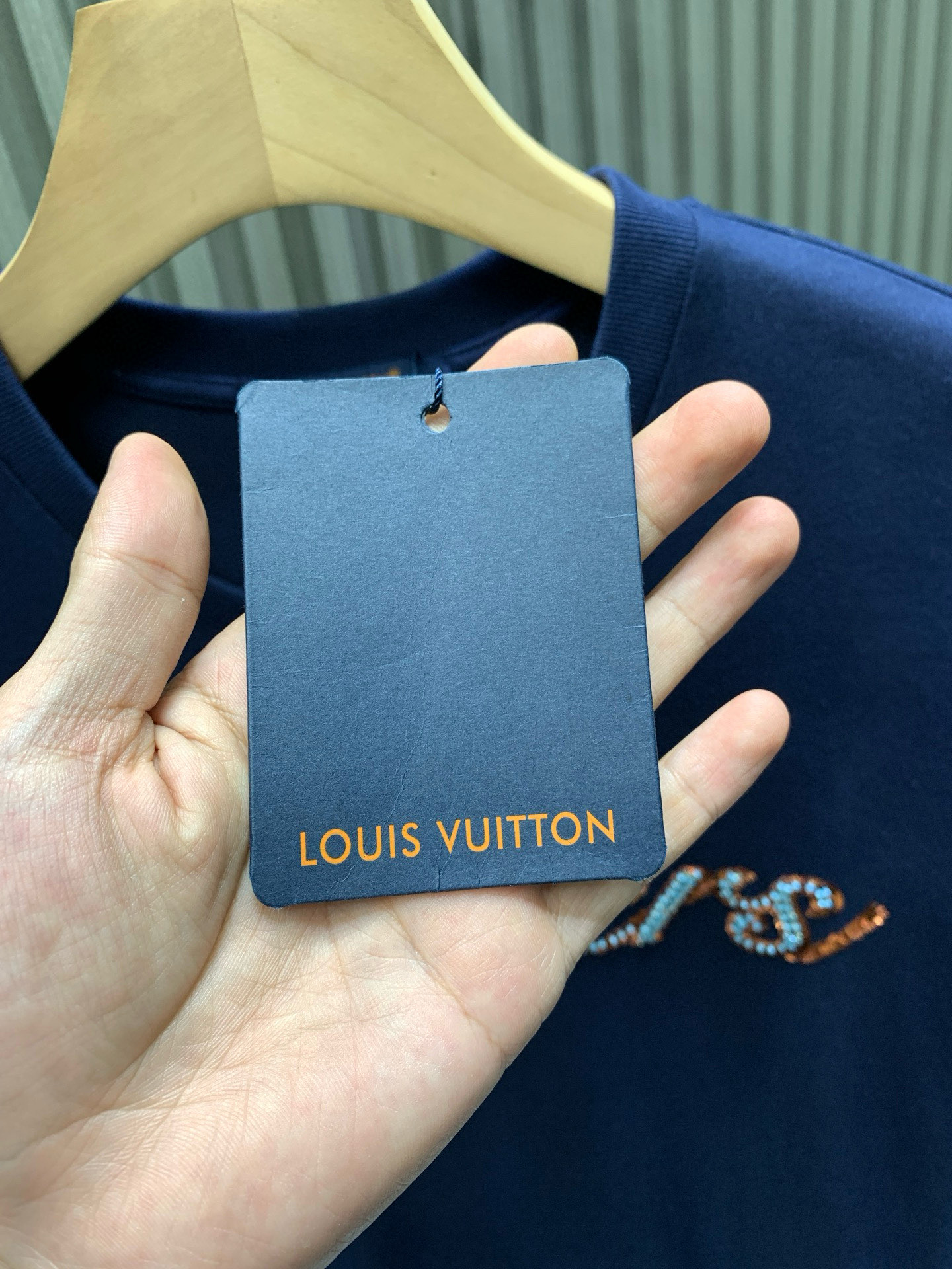 💰120🀄️   Louis Vuitton路易威登
1V 2025新款手工珠刺绣短袖T恤
40S纯棉平纹100%纯棉面料 280g
本款T恤取材柔软棉料  以串珠刺绣抒写1V Lovers 标识  可为日常造型注入雅致气息
面料透气性和透汗性好  可以吸附人体皮肤上的汗水和微汗  夏季穿着不会粘贴人体比较舒适
真正达到透气  吸汗效果
亮片绣花也被称为珠片刺绣或亮片绣
是绣花机的一个种类  选用质地较硬、表面平整且光洁度高的材料沿指定方向将亮片放置在织物上
同时绣针在亮片中心位置刺入织物以固定亮片位置
串珠部分有凸出的立体面
形成了饱满浮突有起伏效果  增添了图案的立体质感串珠都通过原版对色定染  打造渐变串珠效果
成色效果饱和明亮  铺满并做到原效果
颗粒数量分明  整体出立体效果出众