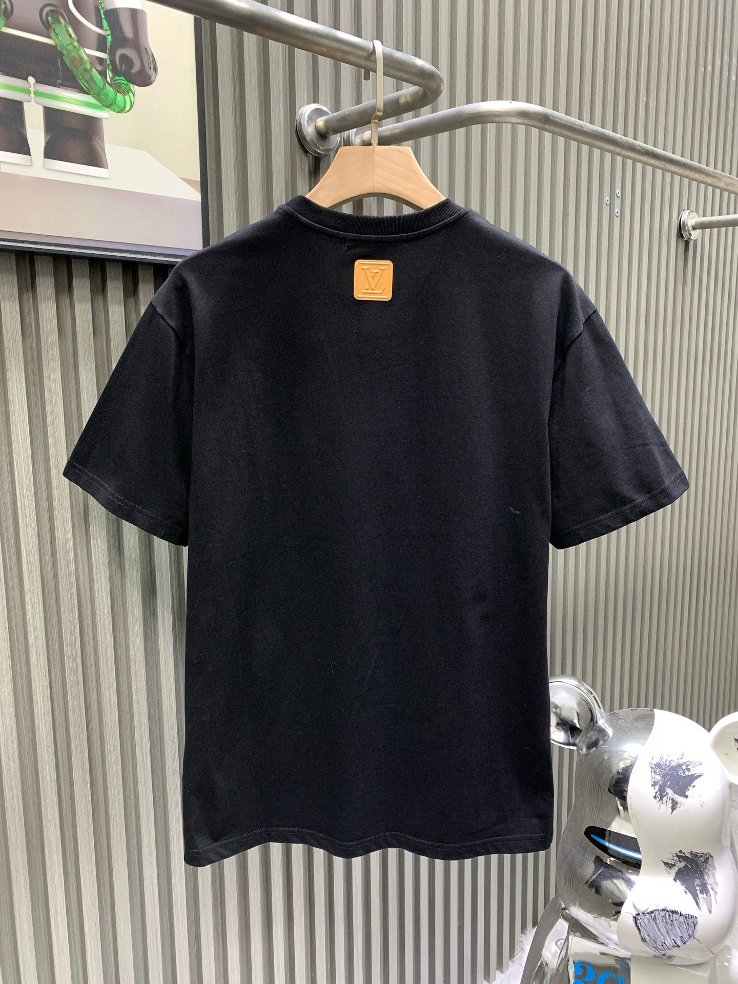 💰115🀄️   Louis Vuitton路易威登
LOUIS VUITTON 硅胶前后皮标纯棉短袖
采用100%纯棉  280克双股精梳棉面料
该款面料采用的是夏款短袖必用的面料
棉可让上身效果更为立体和透风性好
纶材料让可衣服久穿依旧保持弹性
皮标采用硅胶合成皮标面上带有品牌标志性LOGO
3D立体压花效果呈现出高端风格
后领标带有LV标志性LOGO
本款短袖圆领衫取材柔软棉质
为正面VVN 皮革贴饰压印 LV Vers 标识
娓娓道出品牌皮具系列的悠久传承
后部小号LV皮革贴饰完善细节