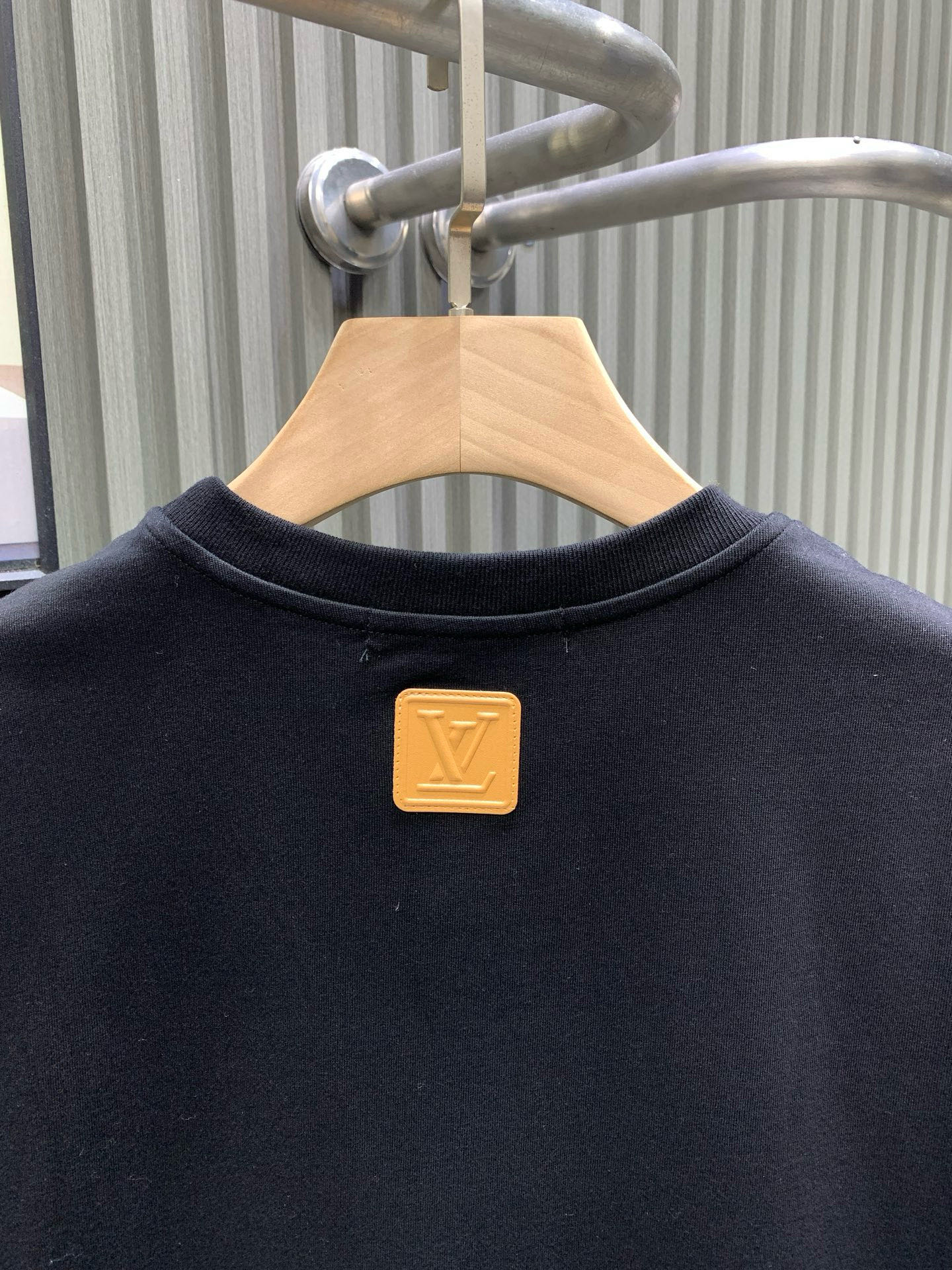 💰115🀄️   Louis Vuitton路易威登
LOUIS VUITTON 硅胶前后皮标纯棉短袖
采用100%纯棉  280克双股精梳棉面料
该款面料采用的是夏款短袖必用的面料
棉可让上身效果更为立体和透风性好
纶材料让可衣服久穿依旧保持弹性
皮标采用硅胶合成皮标面上带有品牌标志性LOGO
3D立体压花效果呈现出高端风格
后领标带有LV标志性LOGO
本款短袖圆领衫取材柔软棉质
为正面VVN 皮革贴饰压印 LV Vers 标识
娓娓道出品牌皮具系列的悠久传承
后部小号LV皮革贴饰完善细节