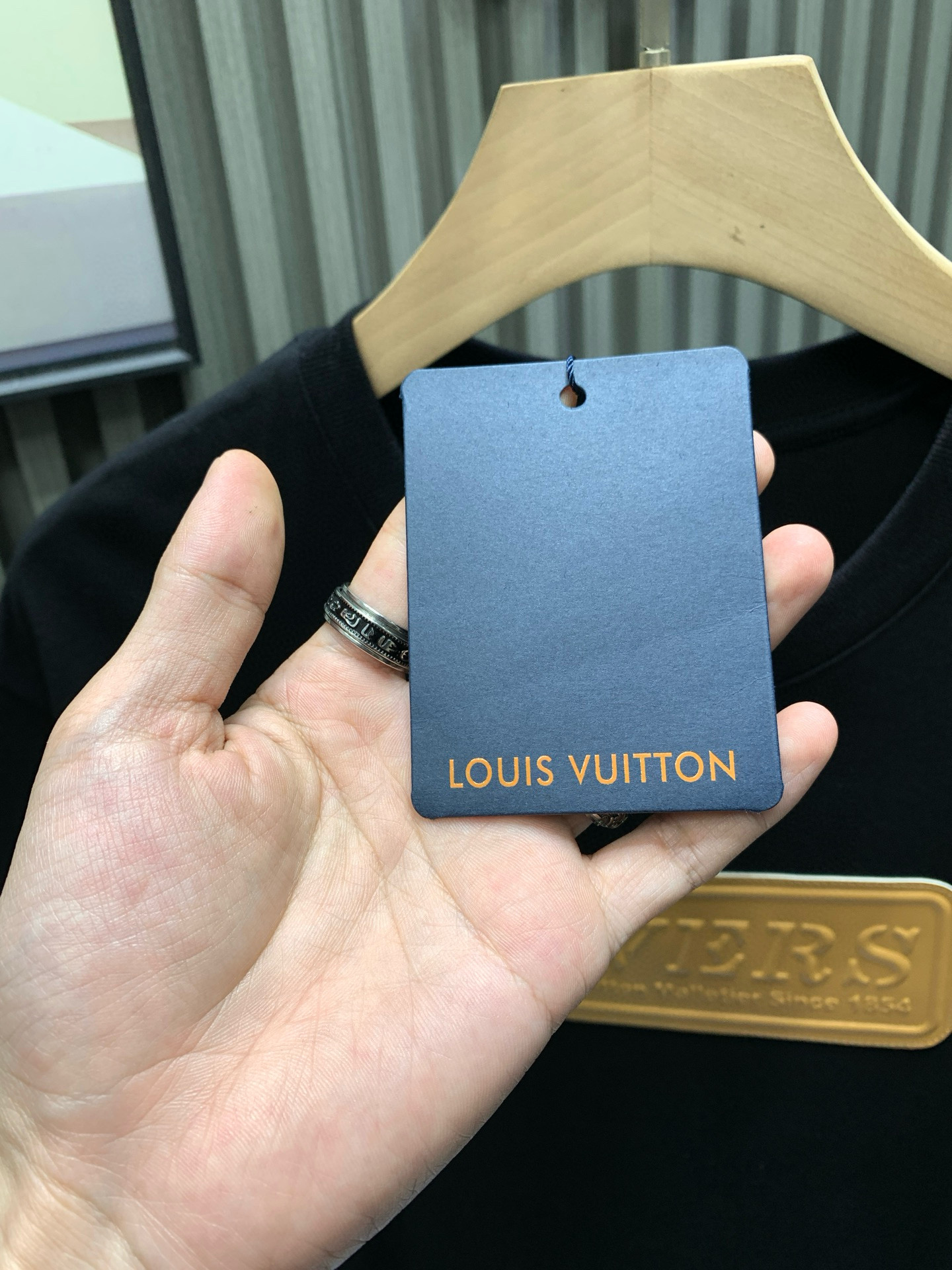 💰115🀄️   Louis Vuitton路易威登
LOUIS VUITTON 硅胶前后皮标纯棉短袖
采用100%纯棉  280克双股精梳棉面料
该款面料采用的是夏款短袖必用的面料
棉可让上身效果更为立体和透风性好
纶材料让可衣服久穿依旧保持弹性
皮标采用硅胶合成皮标面上带有品牌标志性LOGO
3D立体压花效果呈现出高端风格
后领标带有LV标志性LOGO
本款短袖圆领衫取材柔软棉质
为正面VVN 皮革贴饰压印 LV Vers 标识
娓娓道出品牌皮具系列的悠久传承
后部小号LV皮革贴饰完善细节